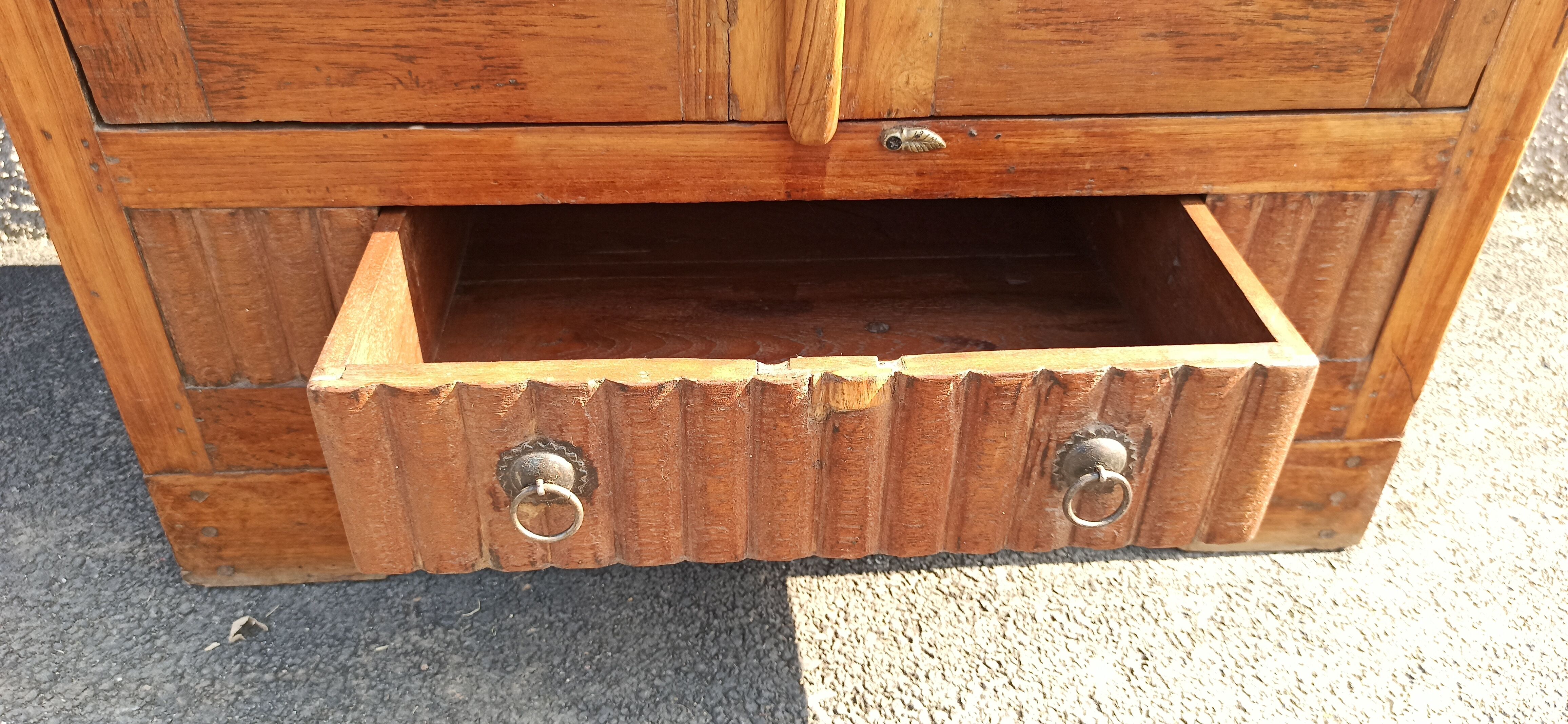 Armoire vitrée en teck deux portes et un tiroir