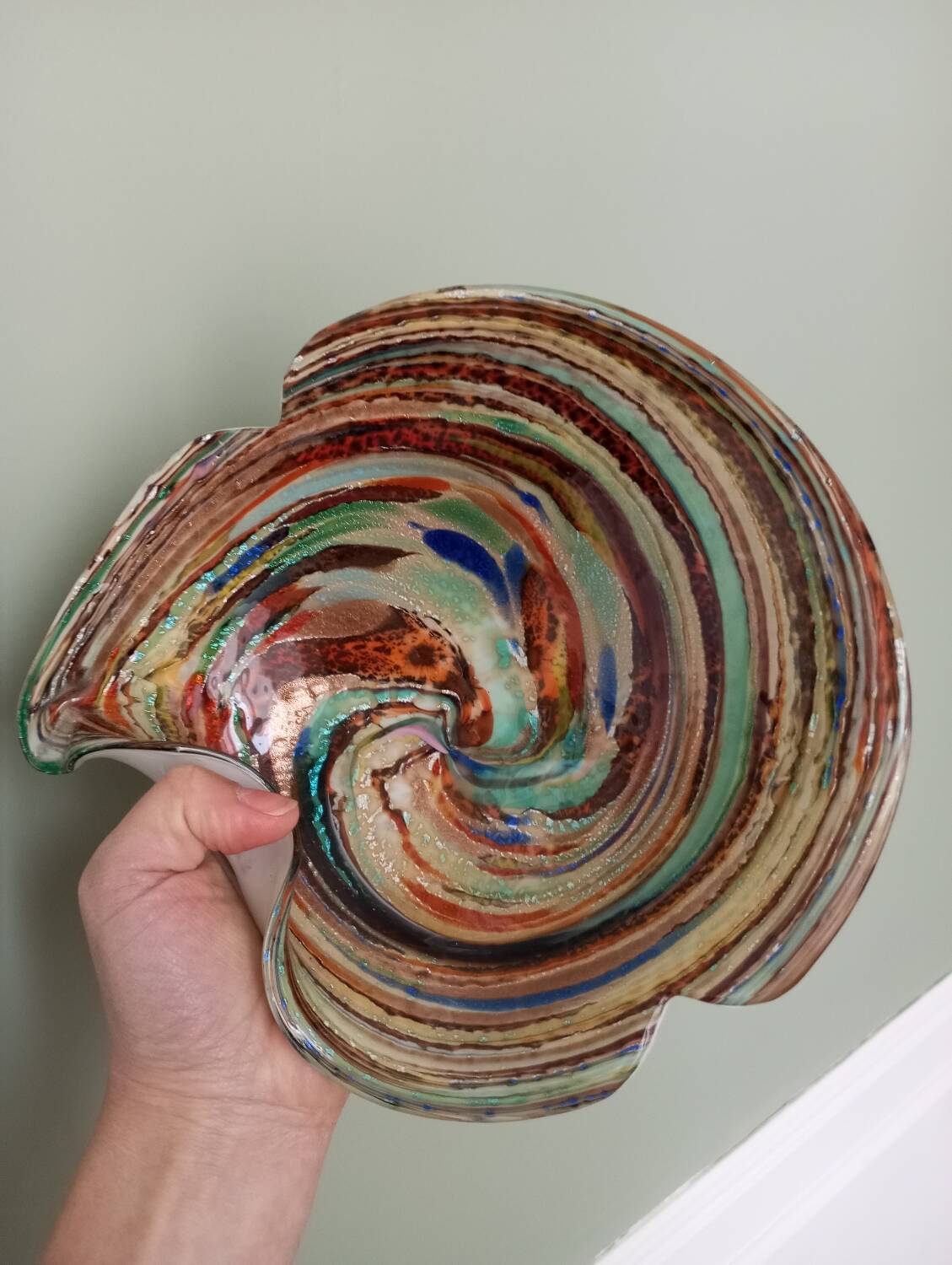 Iridescent glass empty pocket