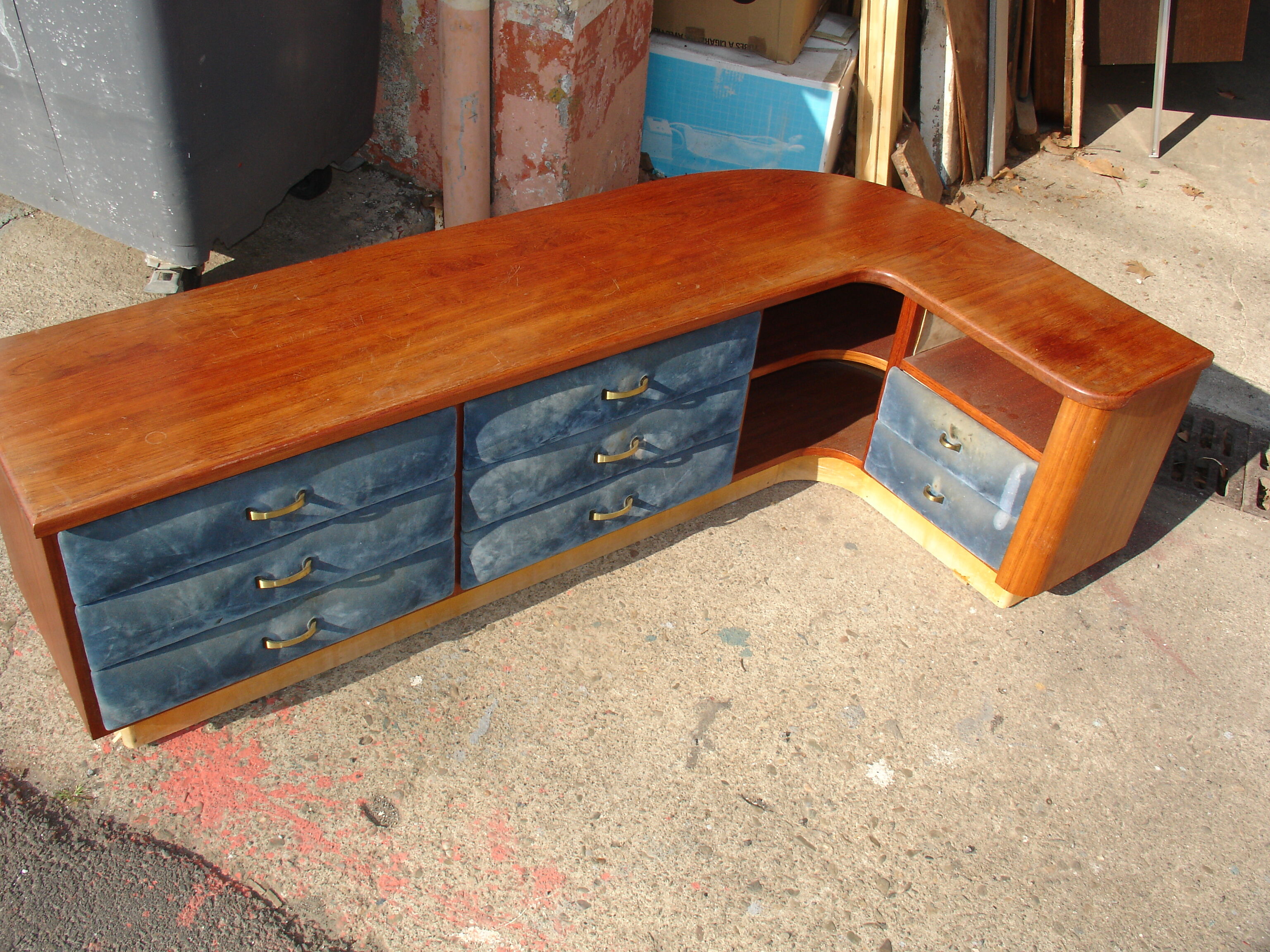 Meuble bas en angle en Pao Rosa Massif 8 Tiroirs Alcantara Bleu