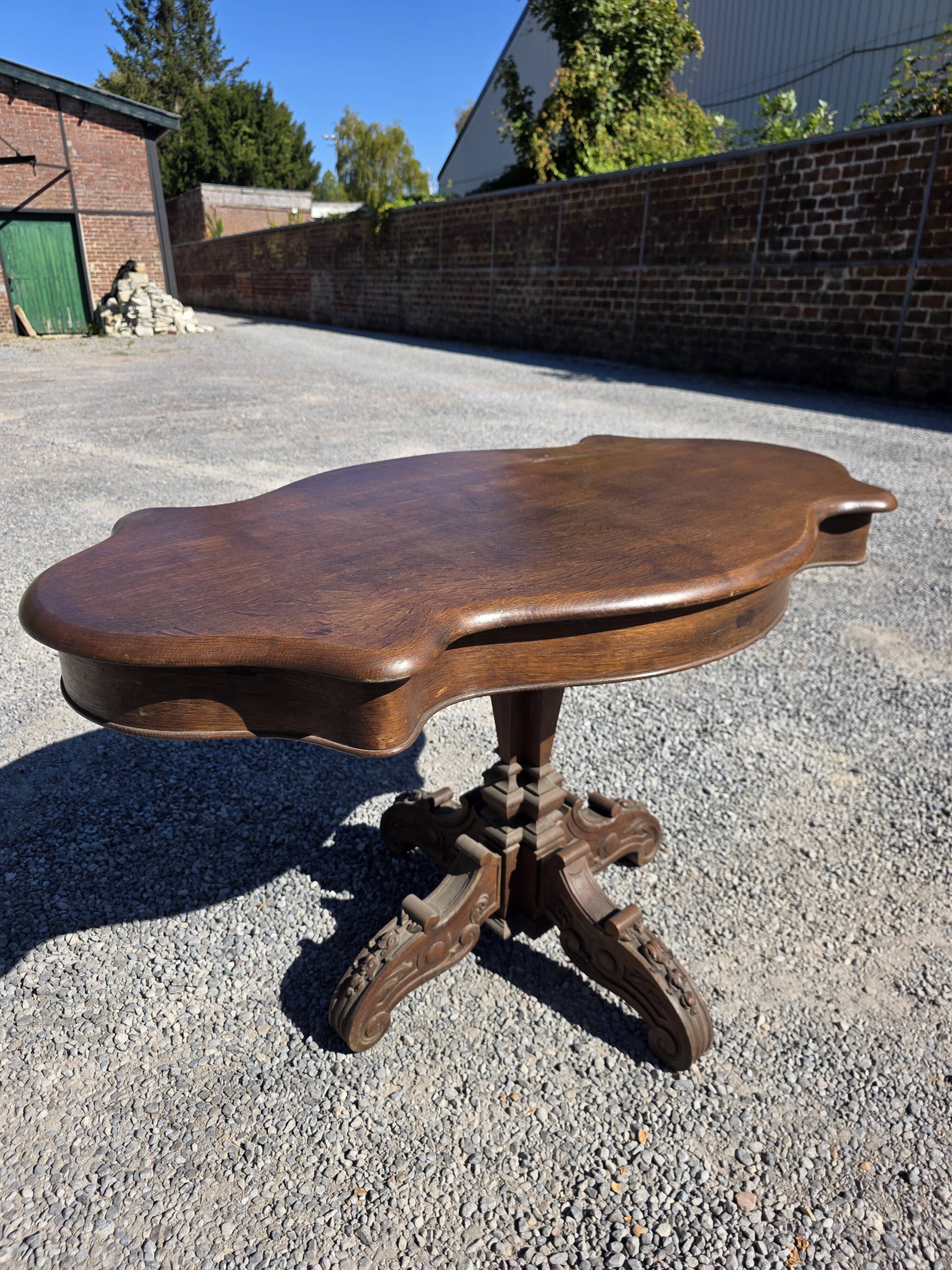 Antique round table in solid oak