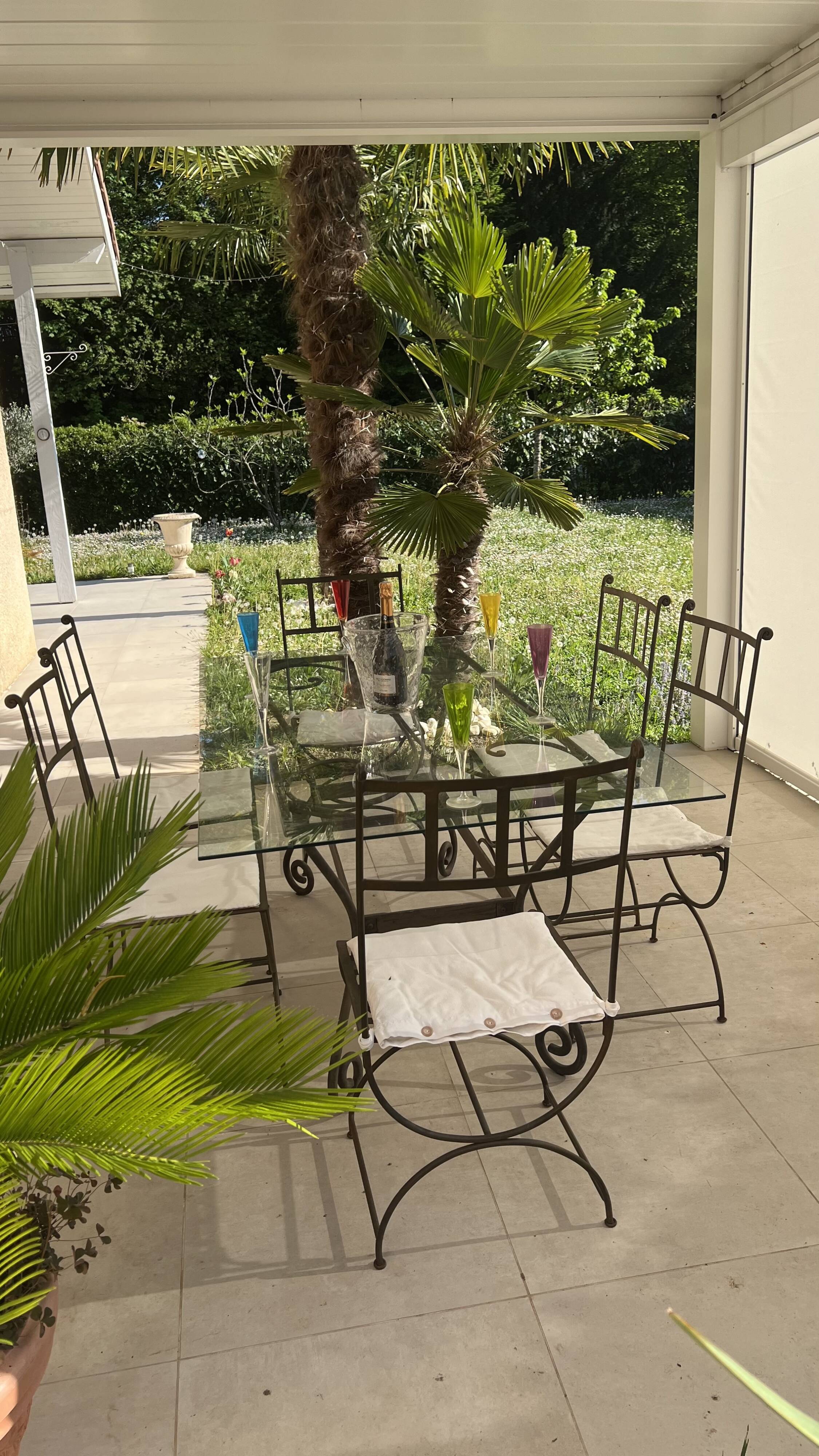 Table de terrasse plateau en verre + 6 chaises en fer forgé