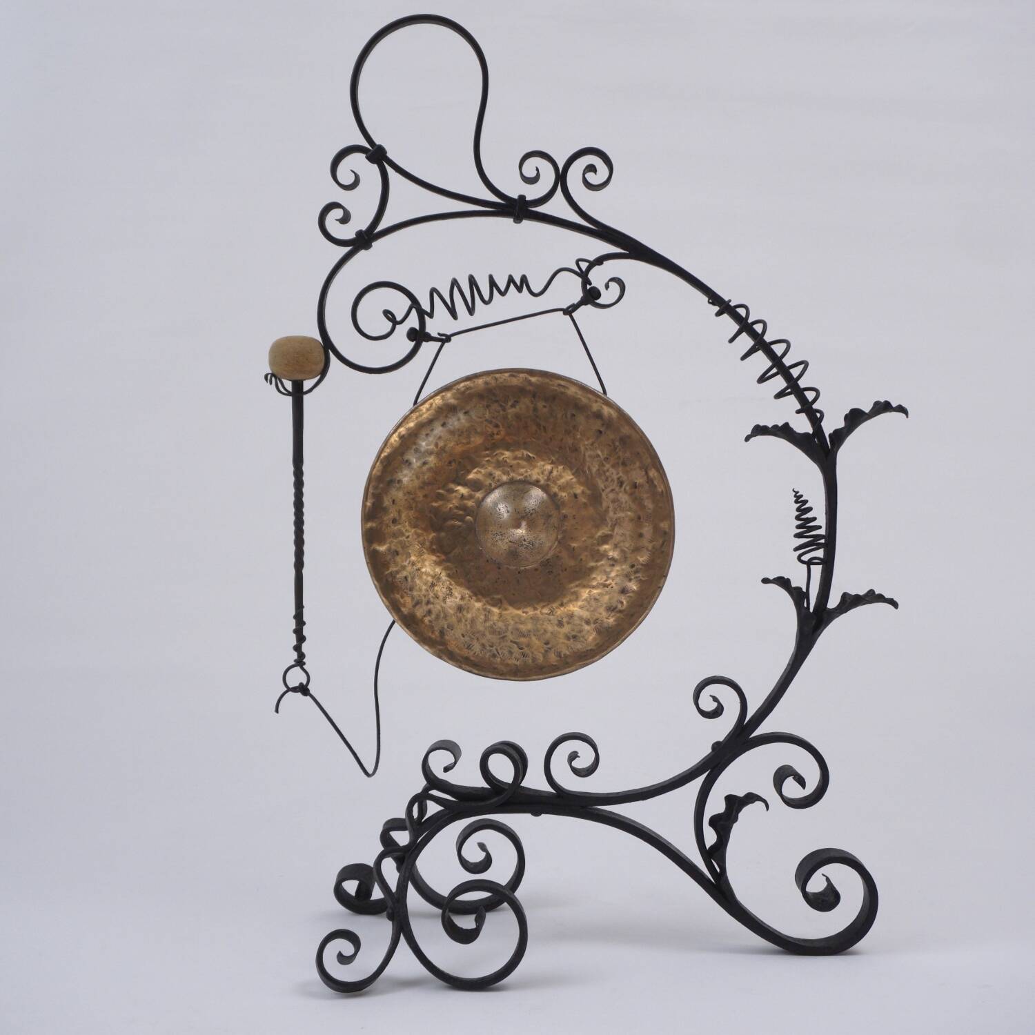 Gong antique géant Arts & Crafts, fer forgé et laiton, style Townshends, années 1890 environ, anglais