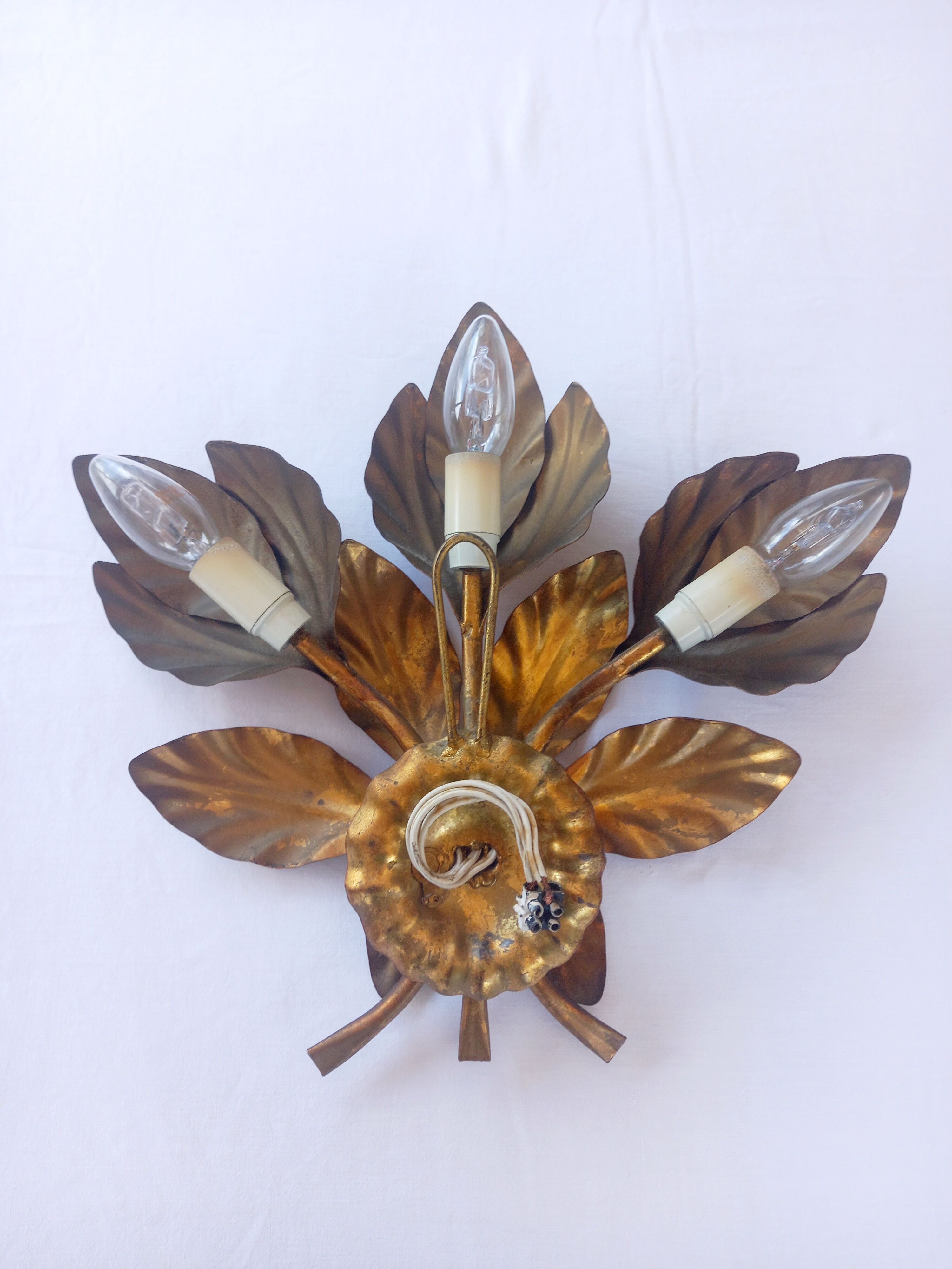 Floral wall lamp