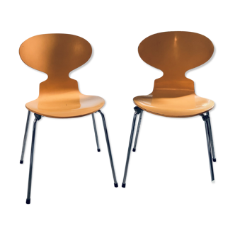 Lot de deux chaises fourmi par Arne Jacobsen pour Fritz Hansen