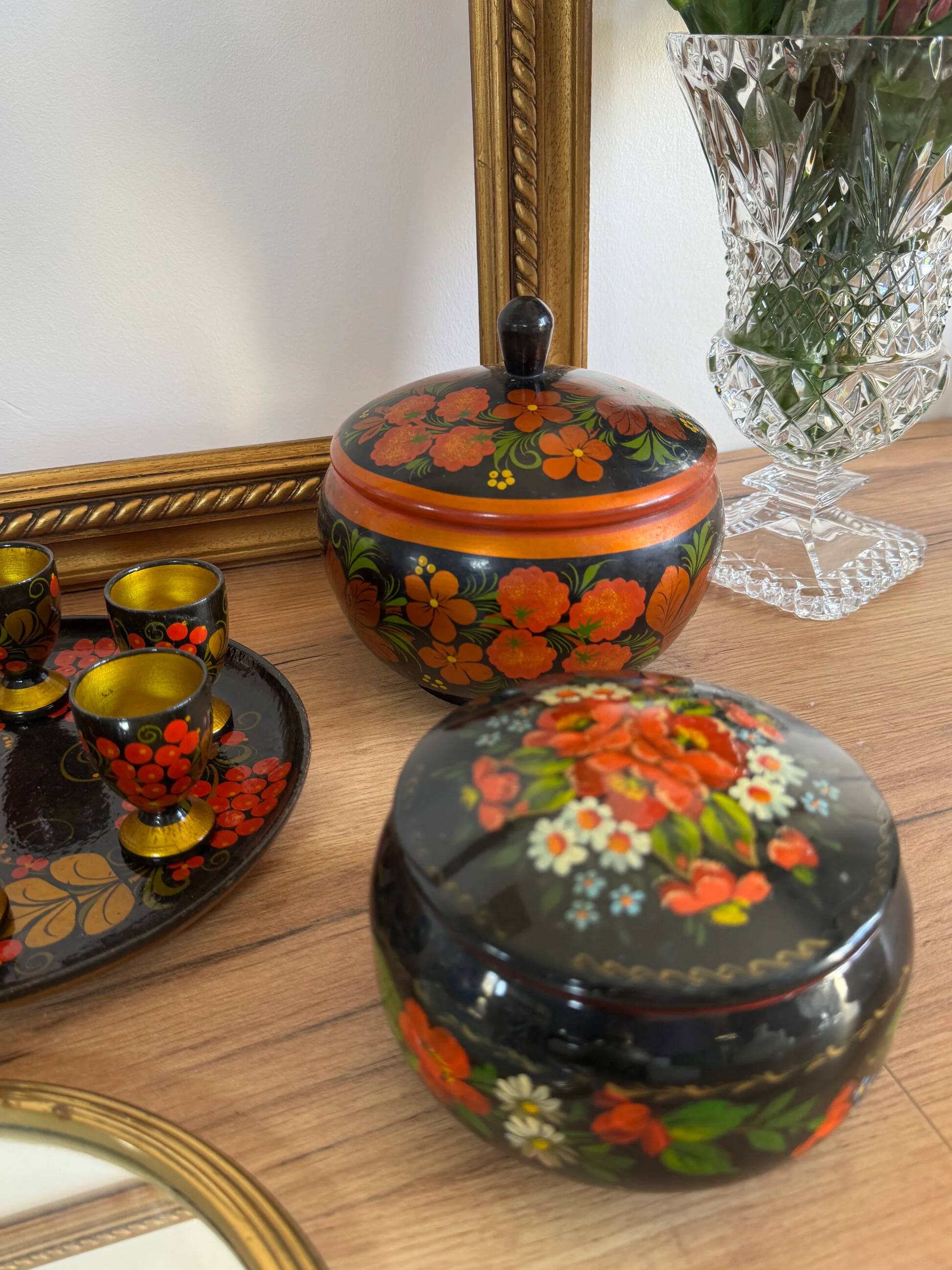 Vintage lacquered wooden bonbonnière