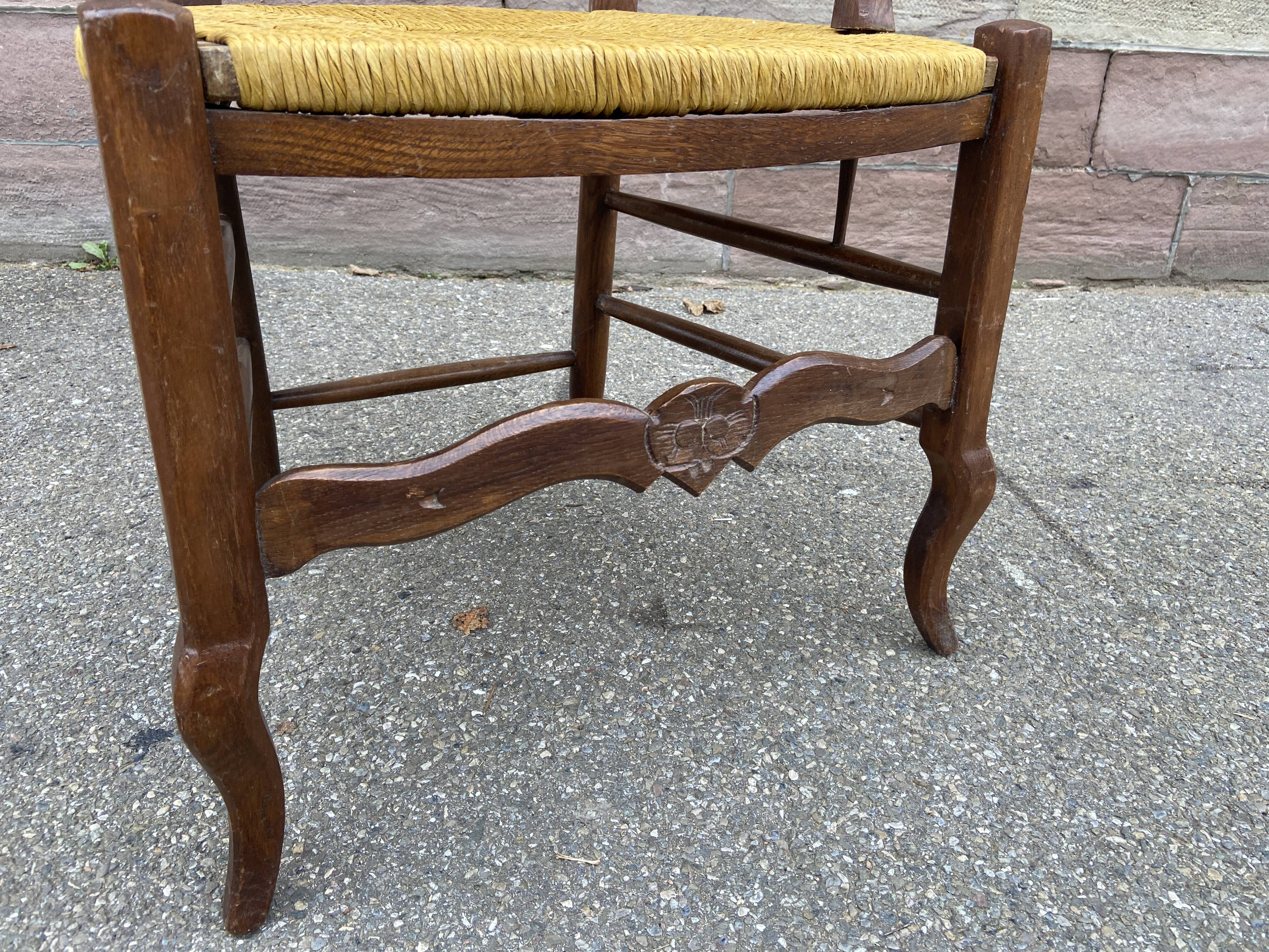 Fauteuil paillé rustique style  louis xv en chêne