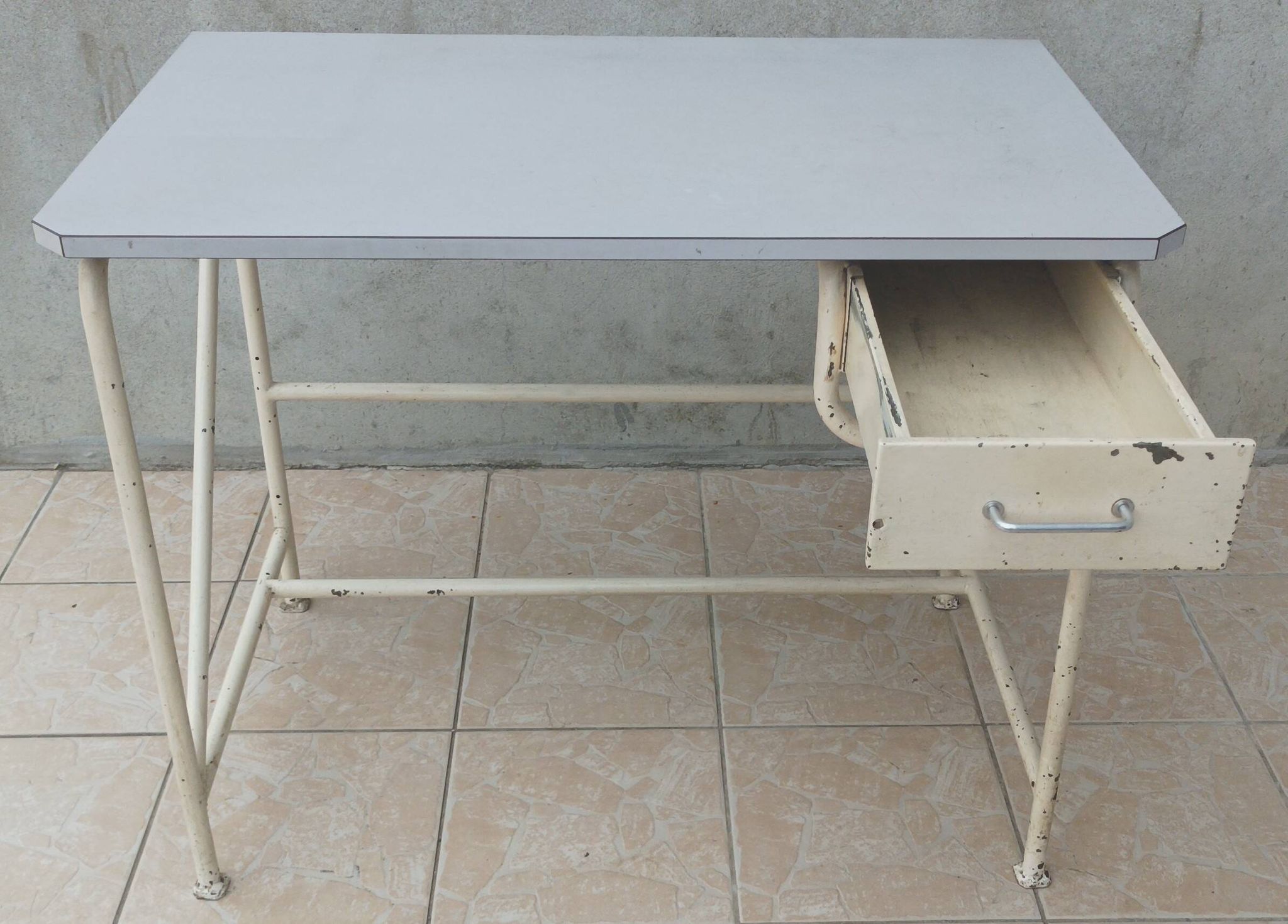 Table haute industrielle de métier métal et formica