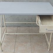 Table haute industrielle de métier métal et formica