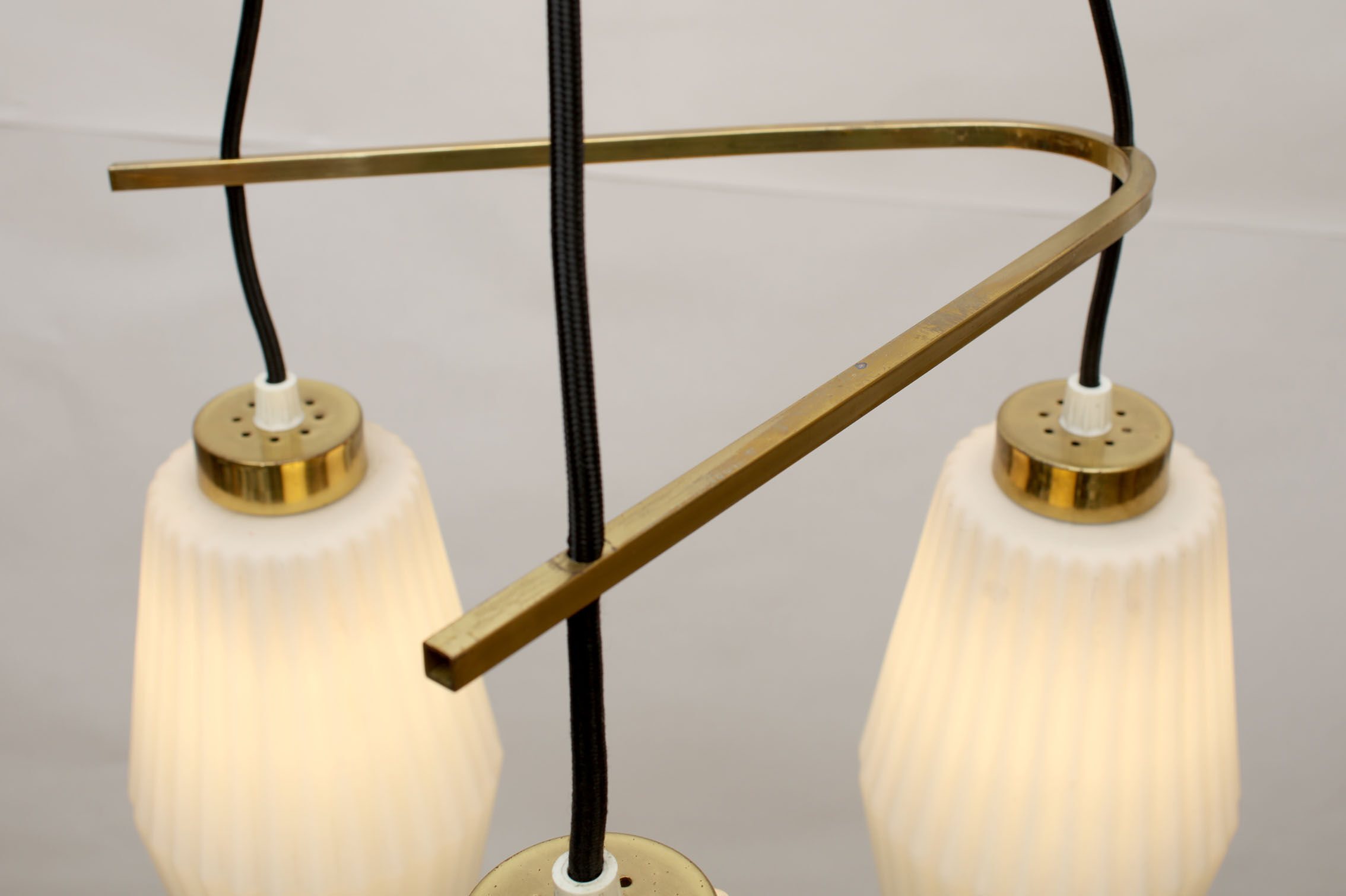 1950s Italian triangle lamp in brass and opalglass