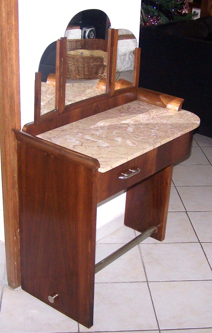 Era hairdresser art deco