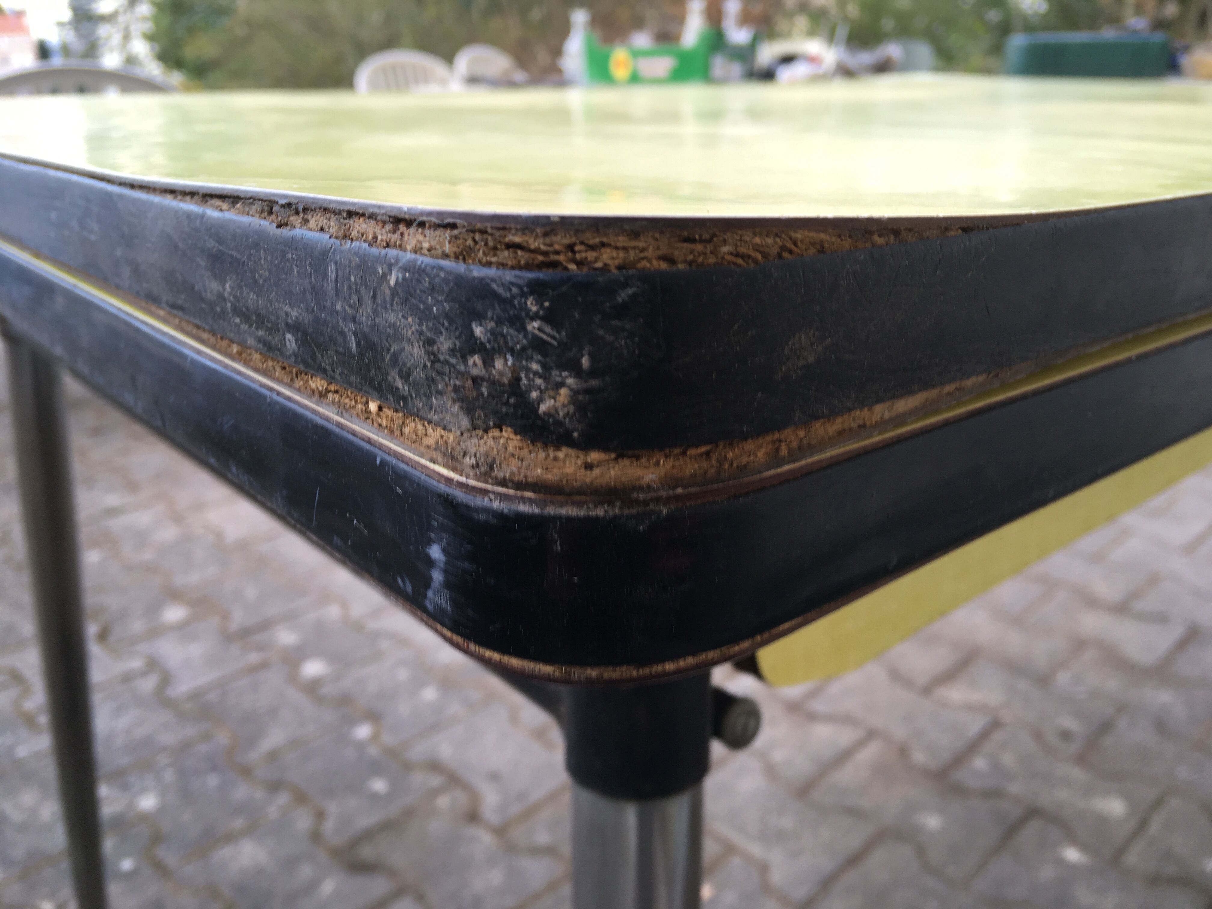 Table yellow Formica and its 3 chairs