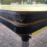 Table yellow Formica and its 3 chairs