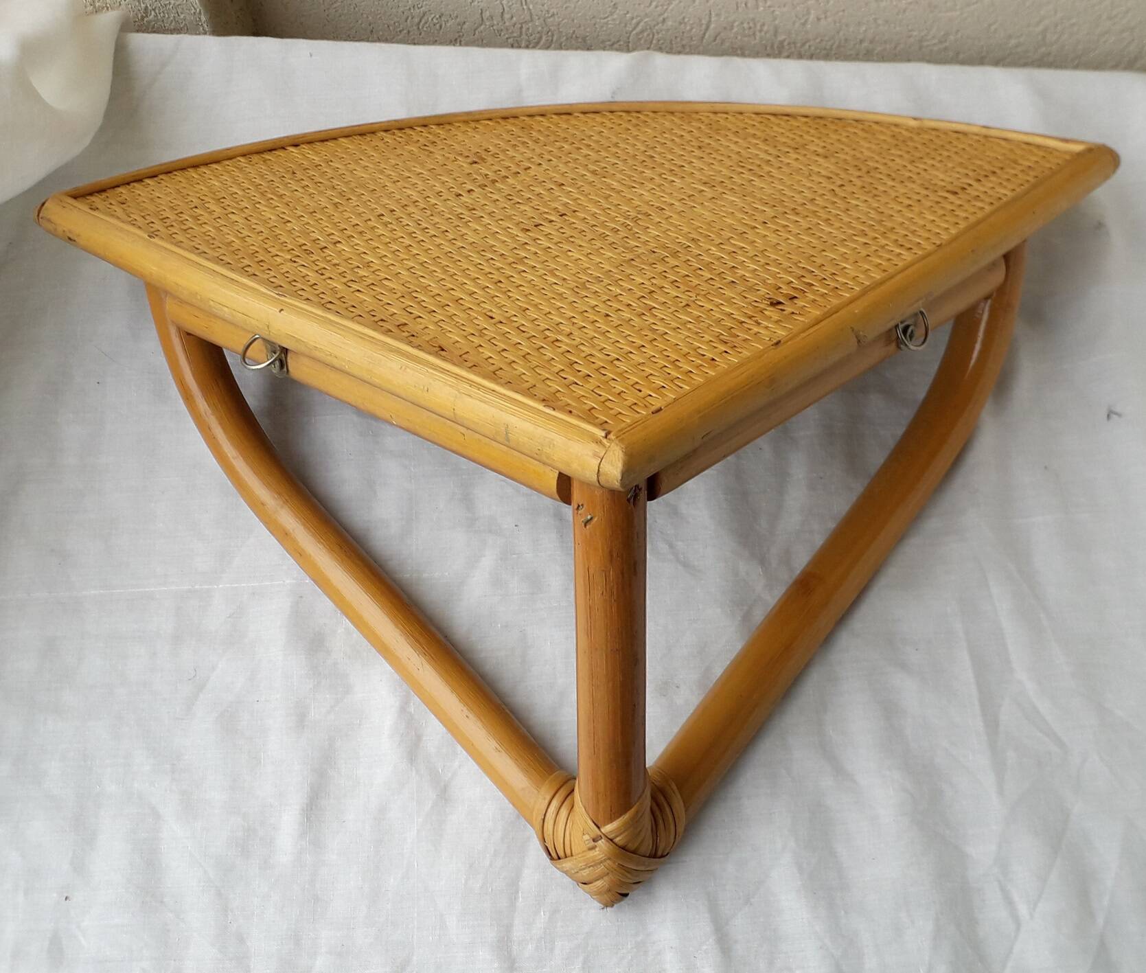 Corner shelf in rattan