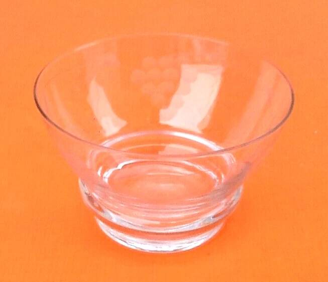 4 Champagne glasses from the 1930s with chiseled grape cluster decoration