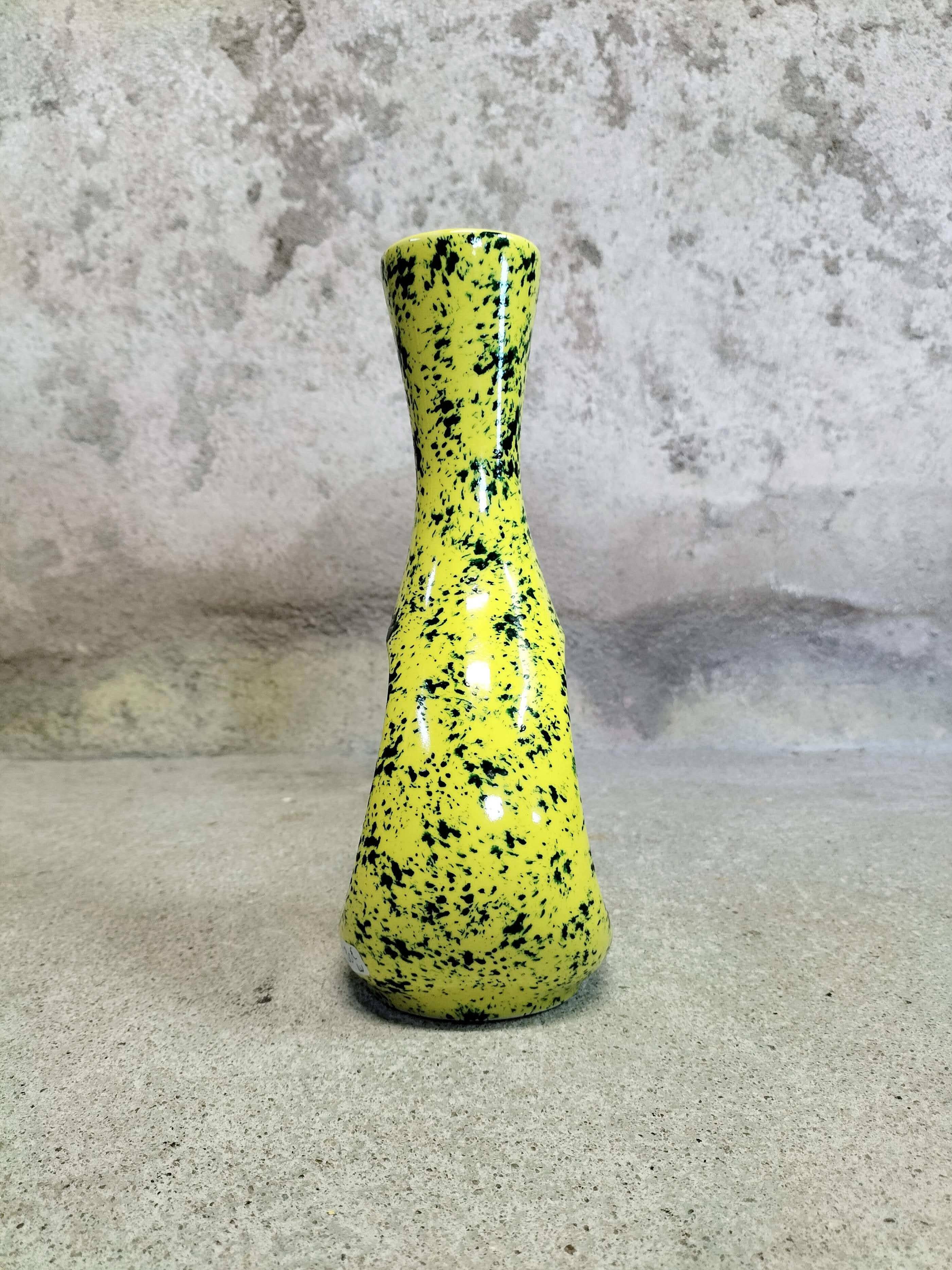 Vase en céramique jaune aux éclats verts