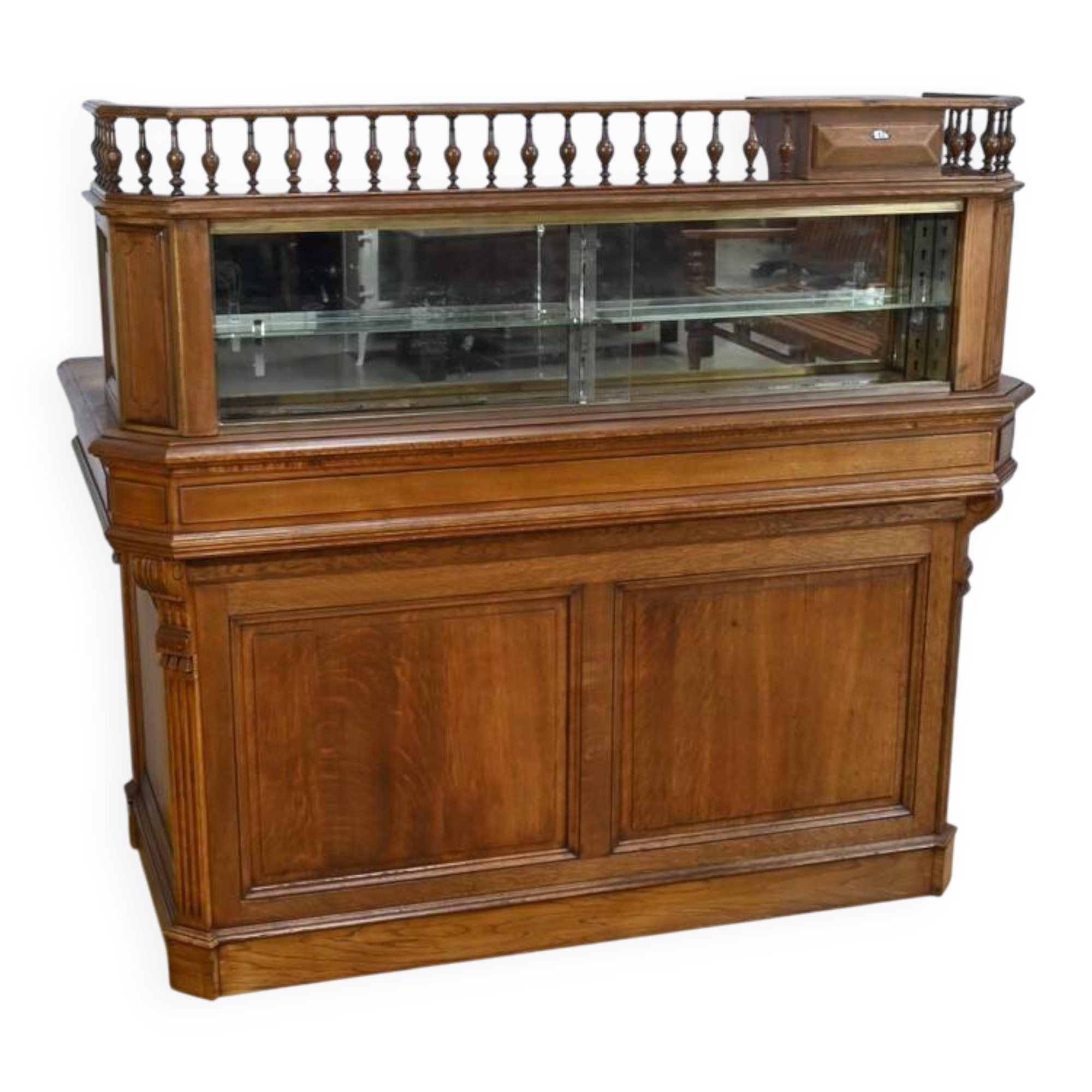 Oak apothecary counter – 1920