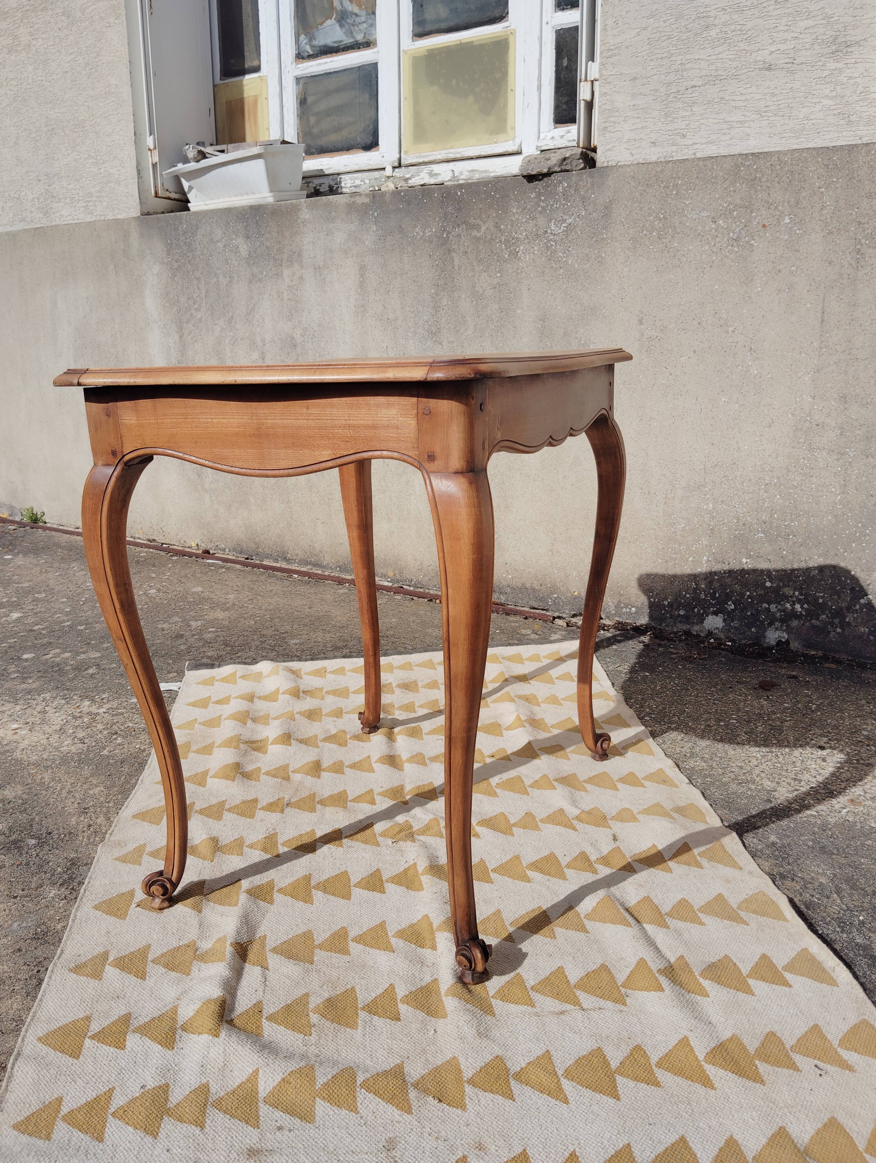 Table ou écritoire style Louis XV noyer éclairci