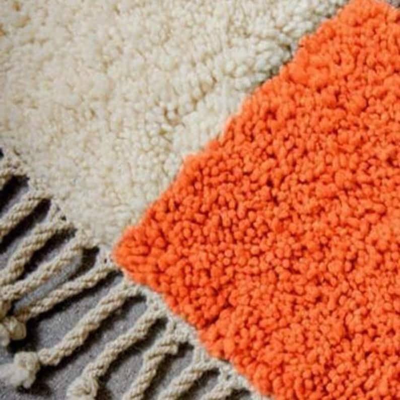 Handmade pure wool Moroccan rug from Oued Zam, size 155 x 245 cm.