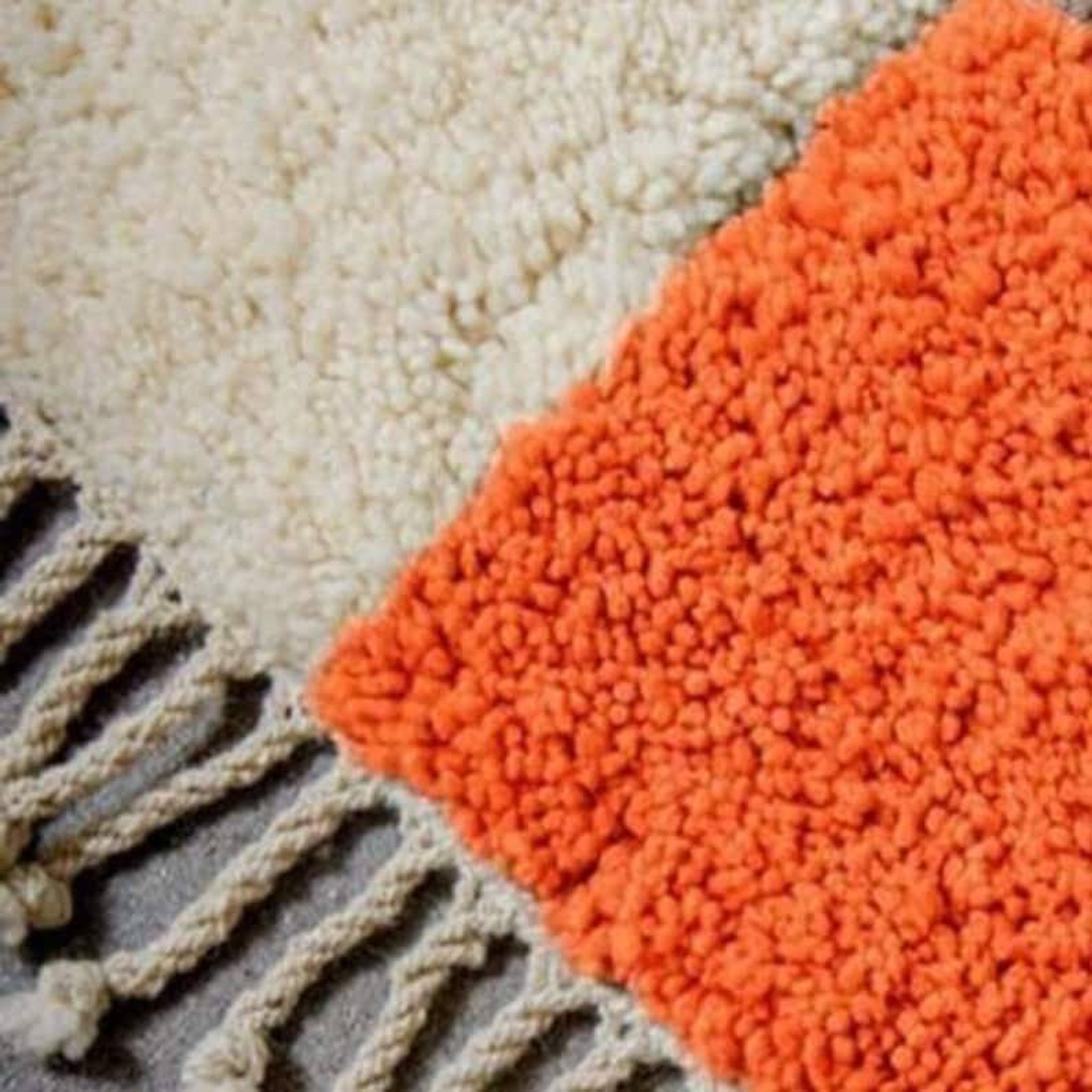 Handmade pure wool Moroccan rug from Oued Zam, size 155 x 245 cm.