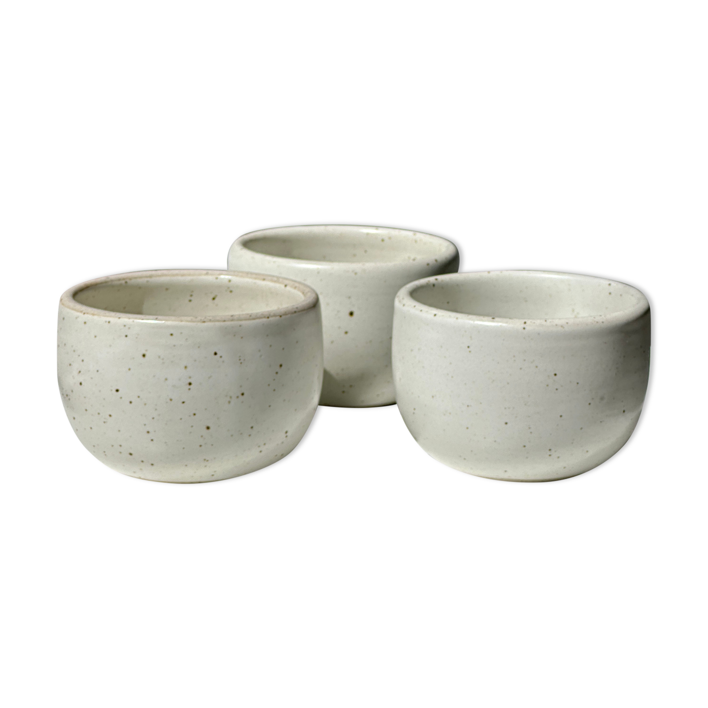 Trio of white ceramic cups D9cm