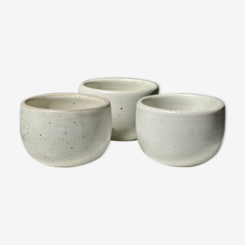 Trio of white ceramic cups D9cm