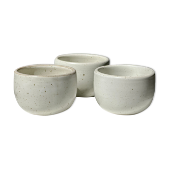 Trio of white ceramic cups D9cm