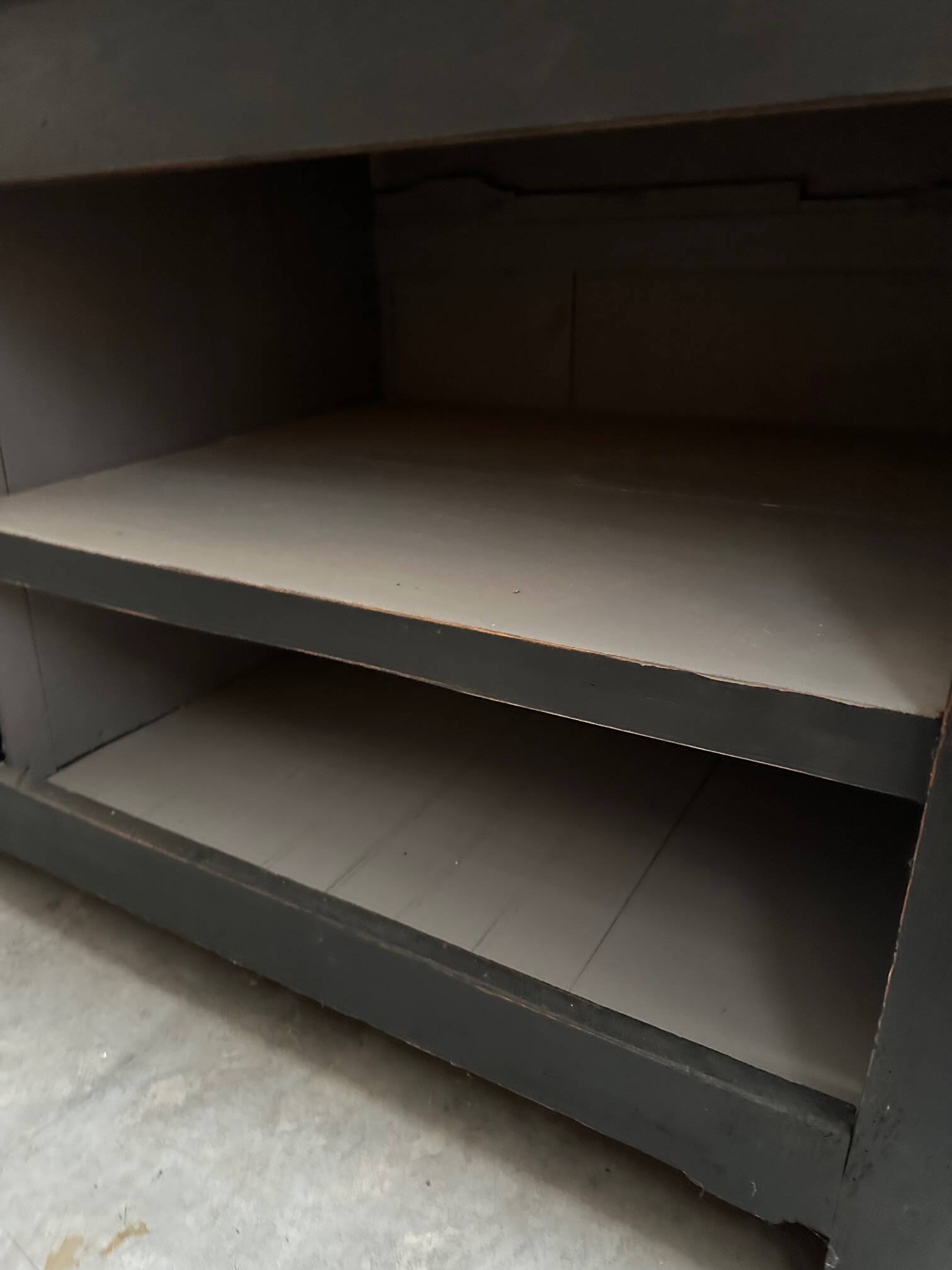 Ilot de magasin recouvert d’une pierre bleue