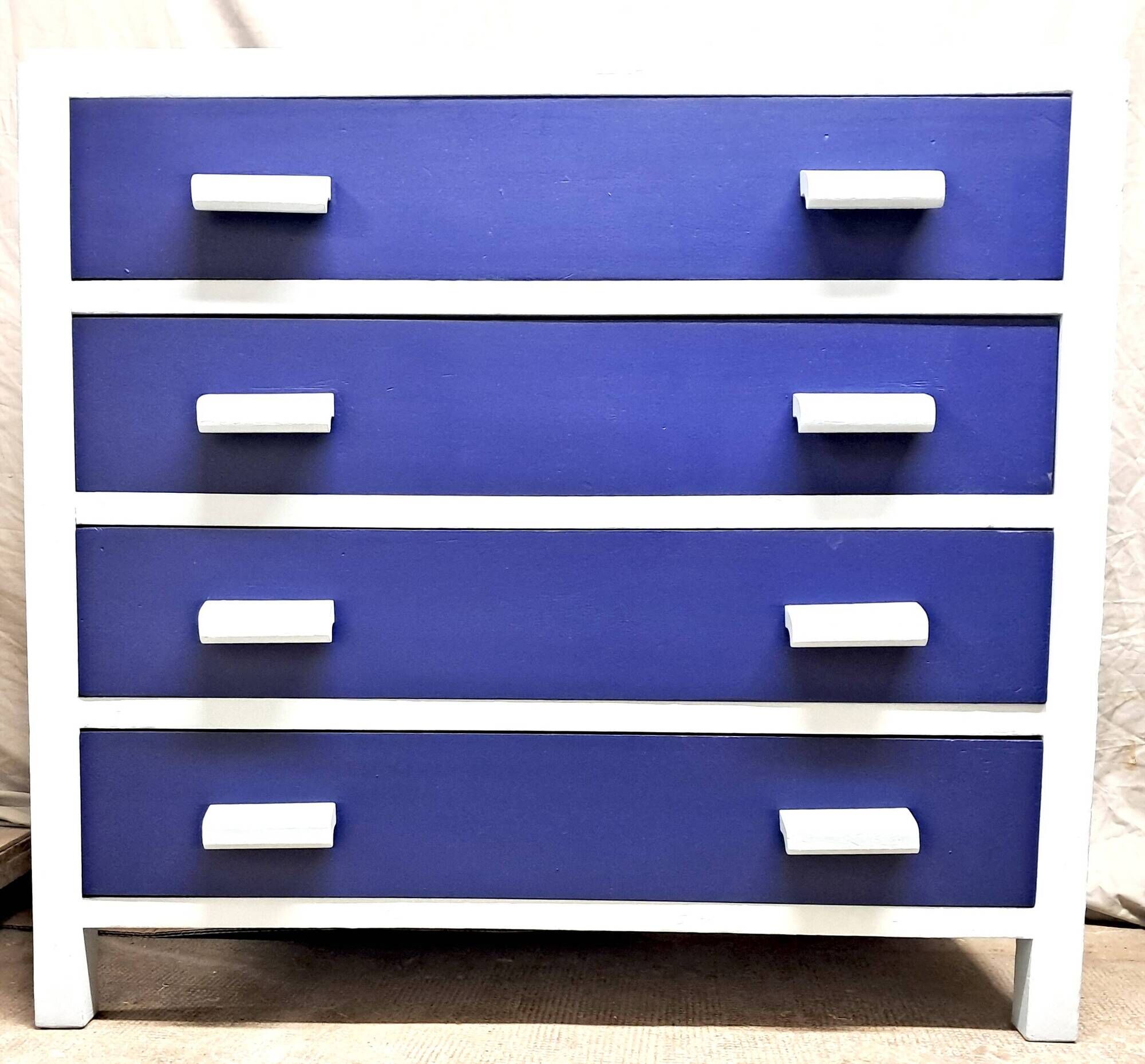 Chest of drawers with 4 drawers