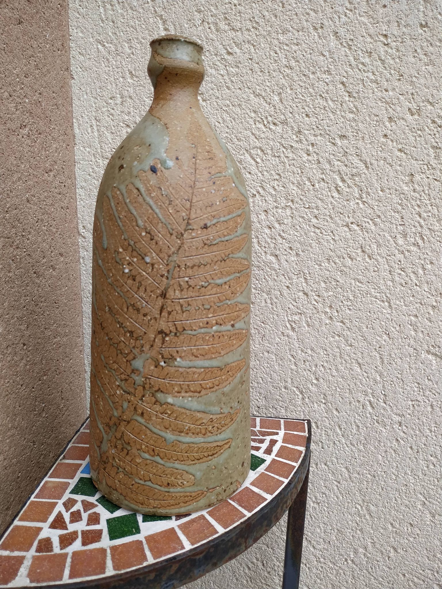 Bouteille en grès au décor de fougère incrustée d'Alain Bernard potier breton