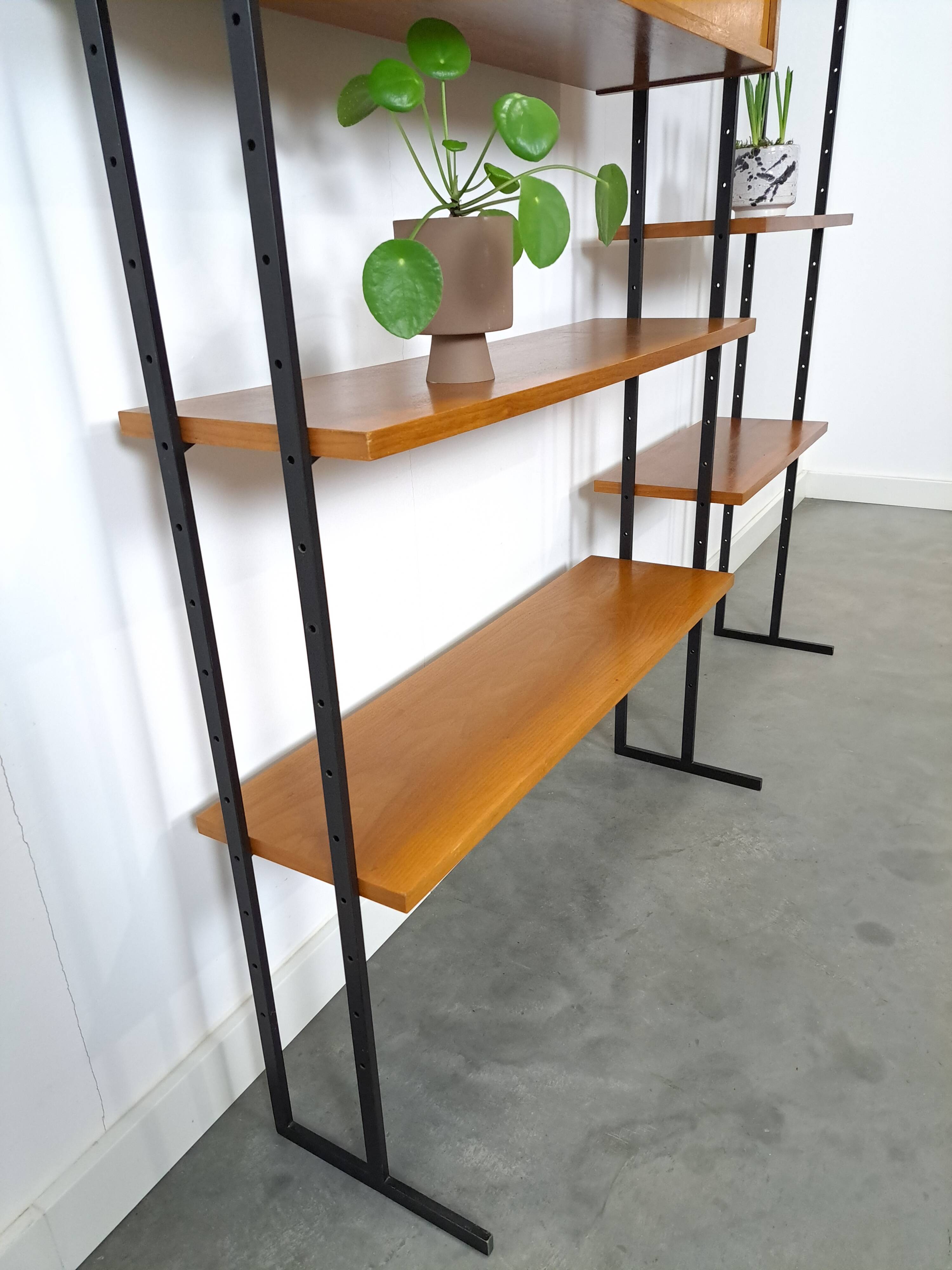 Modulair Omnia wandsysteem, Hilker, teak en zwart staal met legplanken