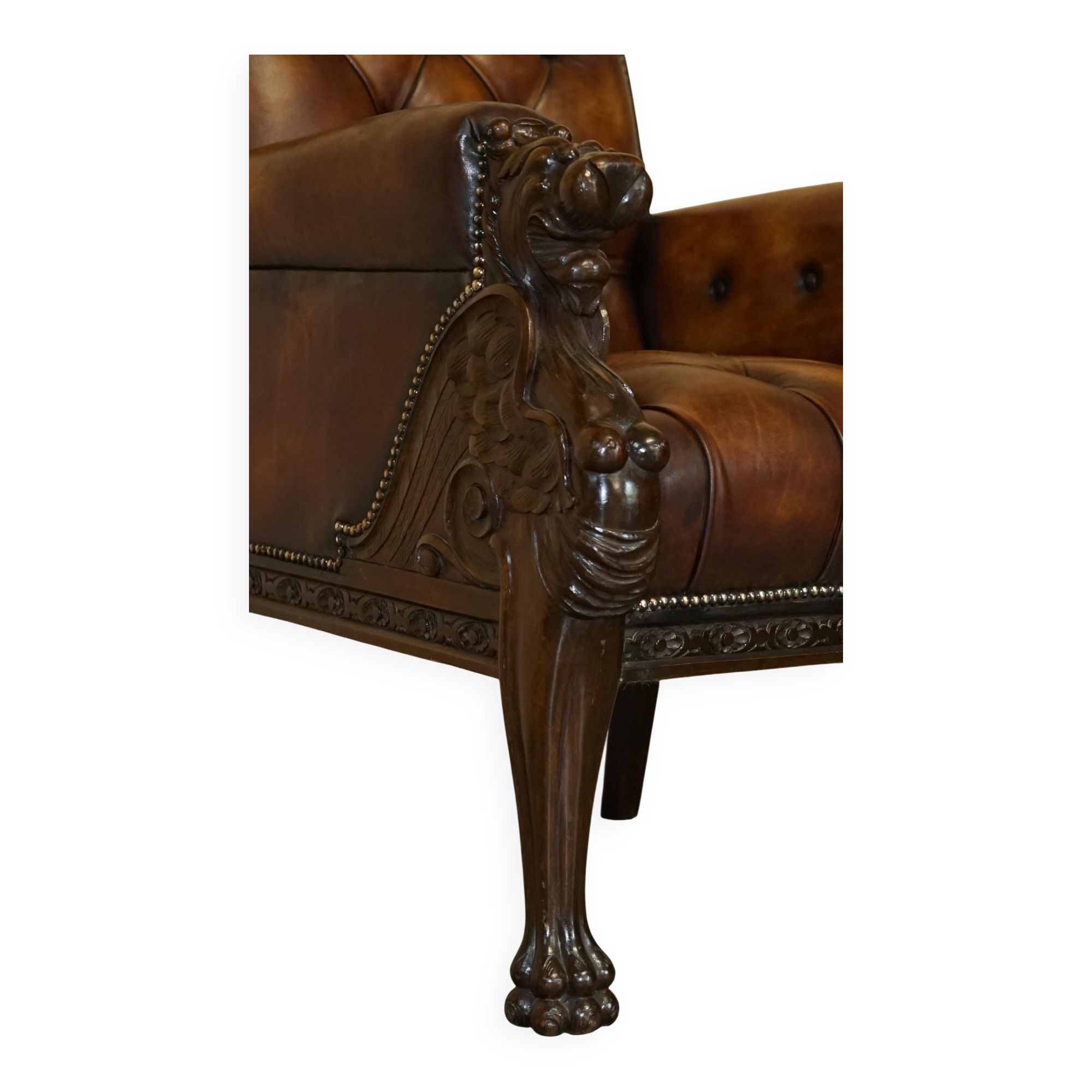 Ensemble Chesterfield cuir avec lion sculpté à la main restauré