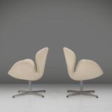 Set of two leather Swan chairs by Arne Jacobsen for Fritz Hansen