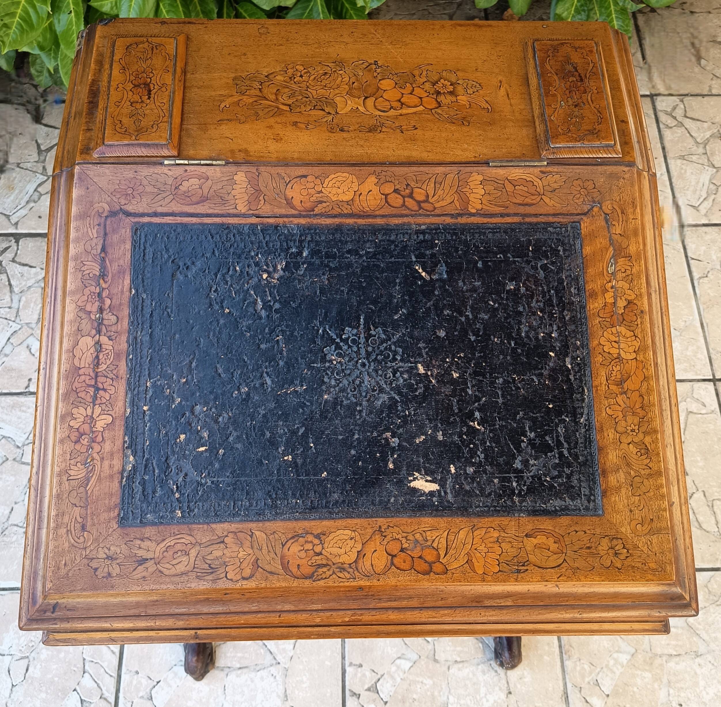 Davenport desk in marquetry walnut, Victorian period.