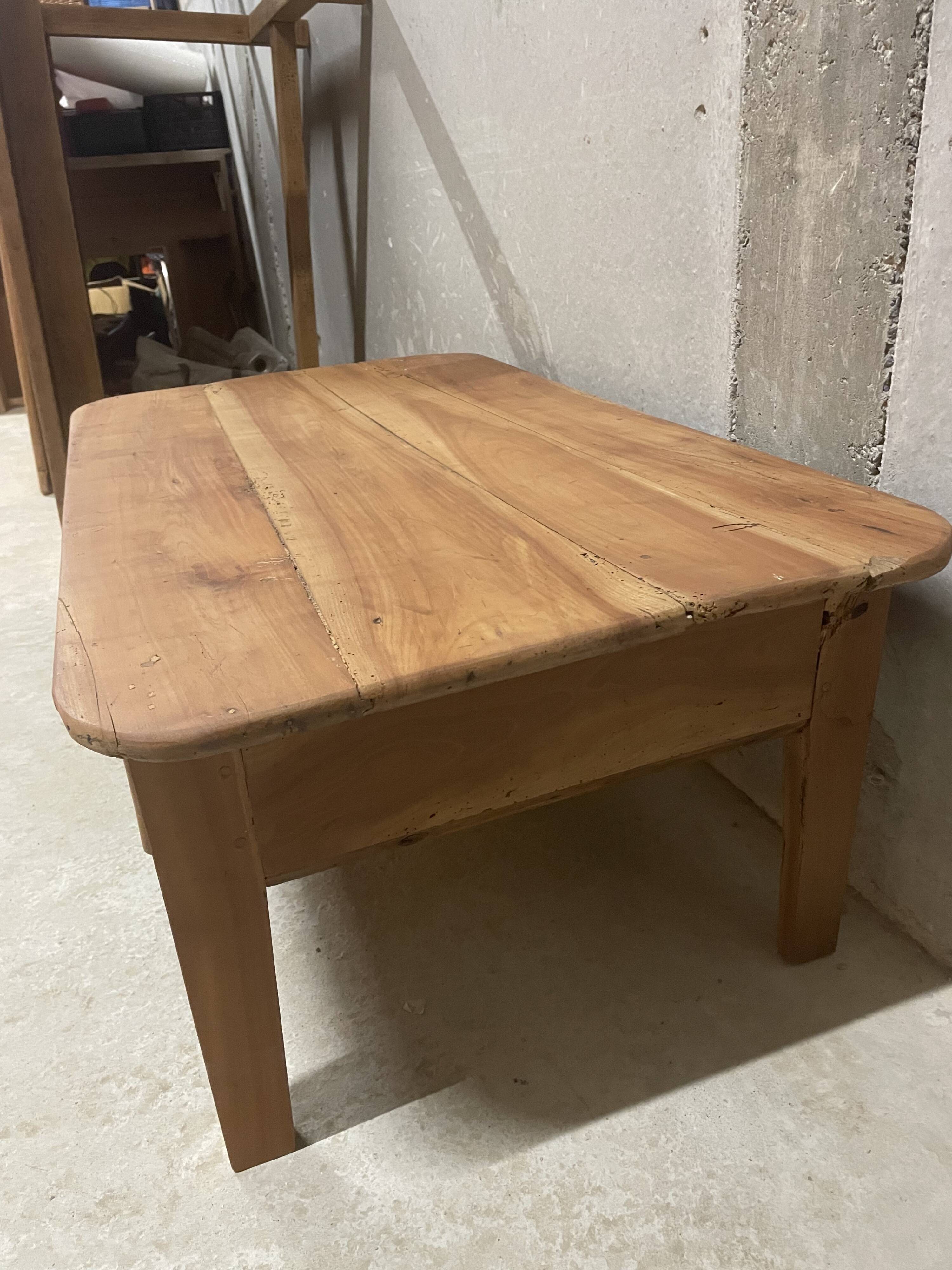 Oak coffee table with drawers