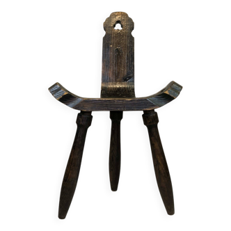 Chaise basse tripode brutaliste en bois