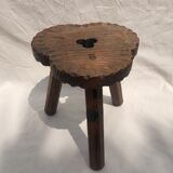 Tabouret tripode en bois ciselé