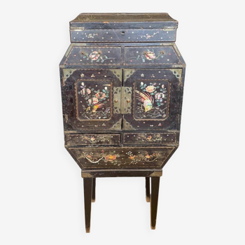 Cabinet asiatique