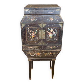 Cabinet asiatique