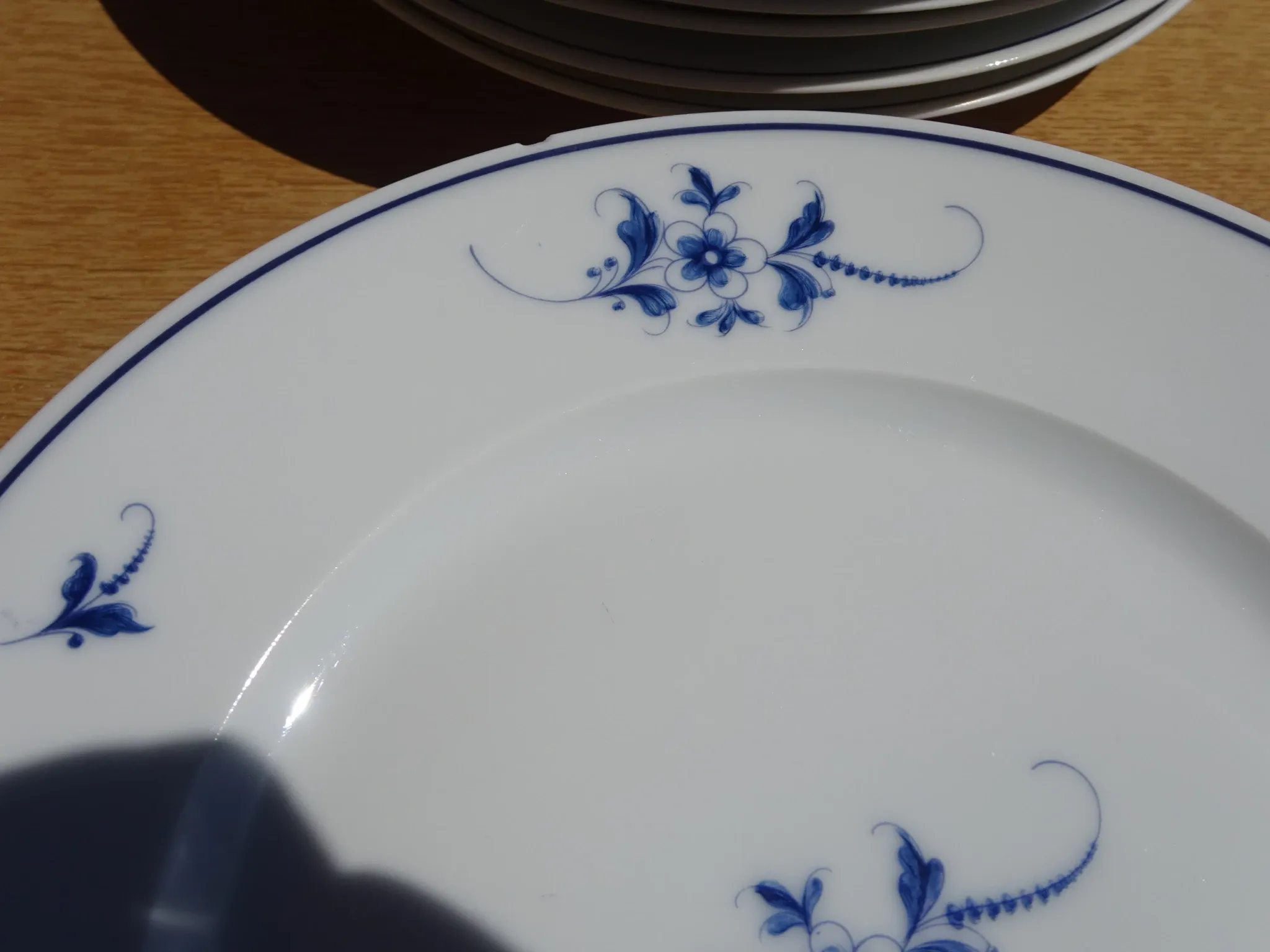 Fine Limoges porcelain dessert service: dish and 12 plates.