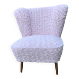 Mid-century cocktail chair in pink faux fur, solid beech legs, vintage style.