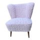 Chaise cocktail mid-century rose en fausse fourrure, piètement hêtre massif, style vintage