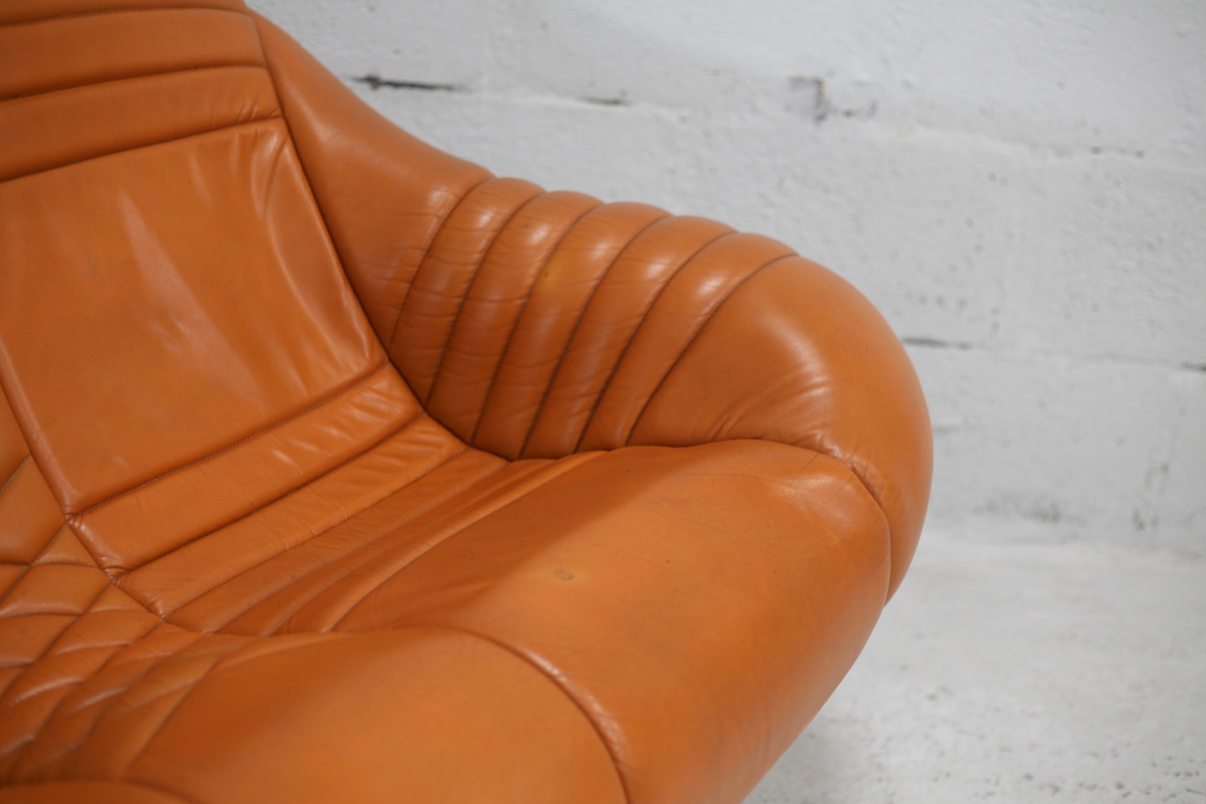 Sofa "space age". Leather, fiberglass, foam, steel. Circa 1970. Orange.