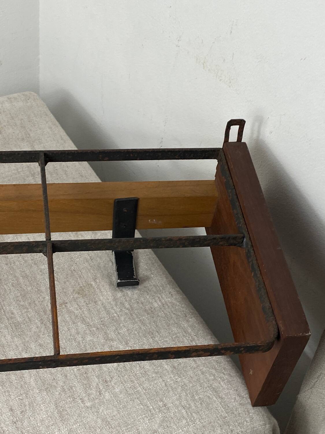 Wall-mounted coat rack with 5 wood and iron hooks