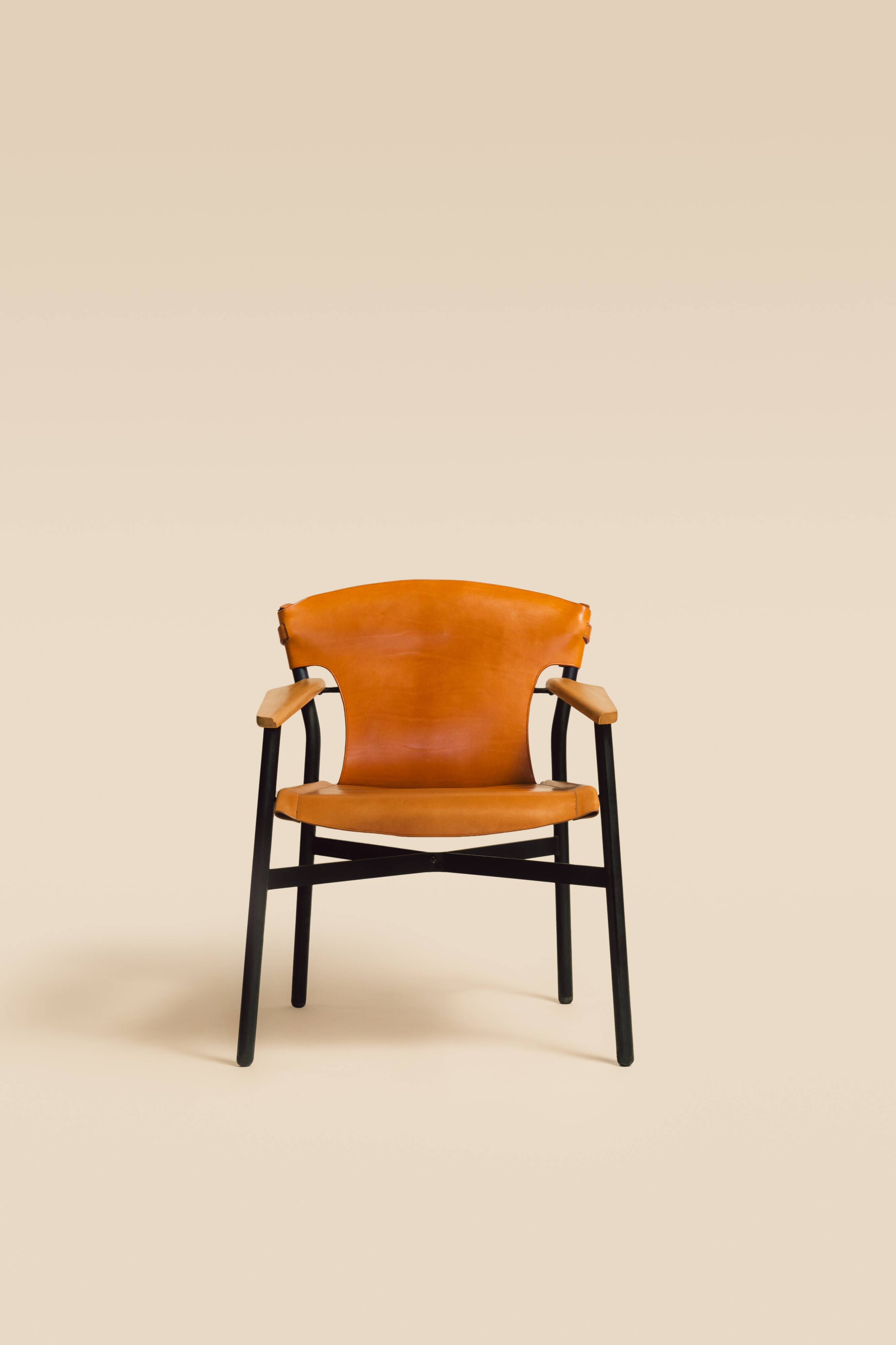 Maërl armchair, Galathée model, natural leather, solid wood armrests of your choice