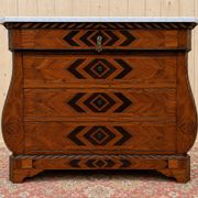 Commode marqueterie style suisse – plateau marbre de Carrare