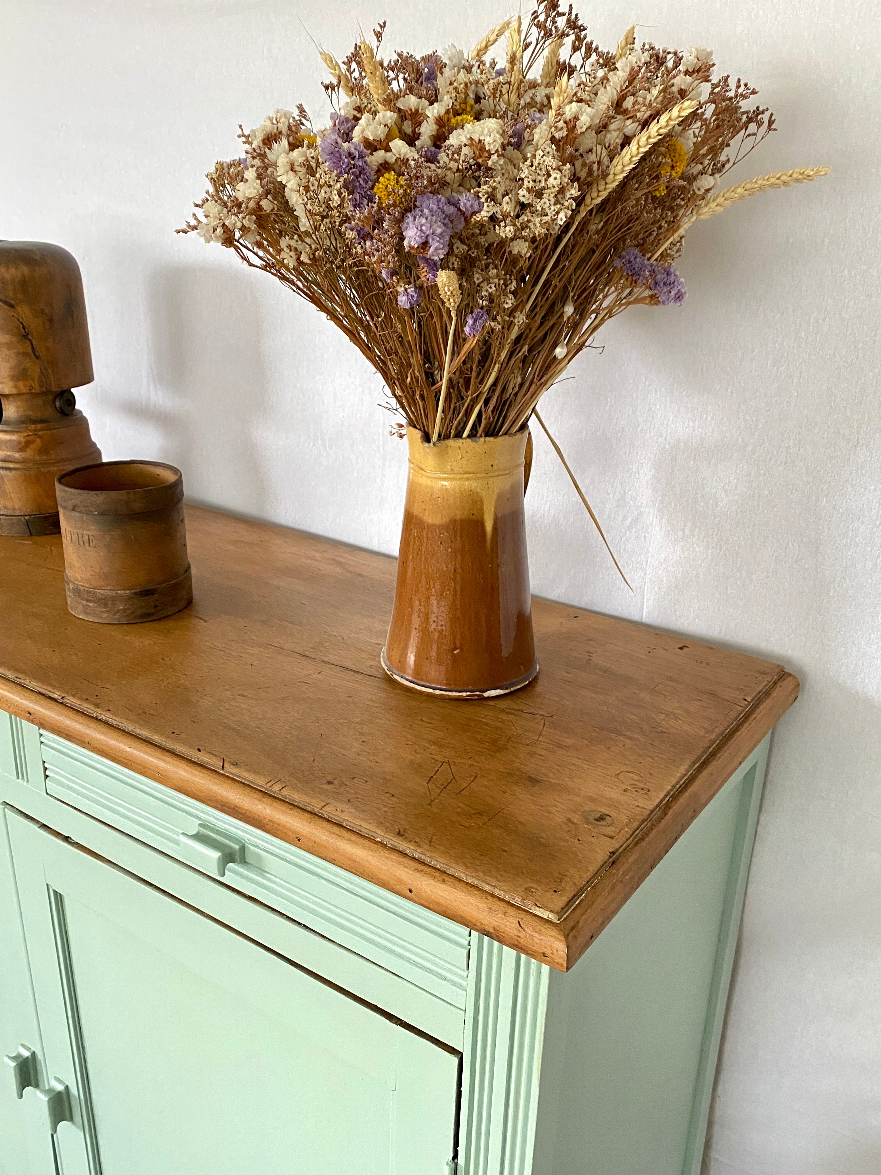 Green Parisian buffet mint