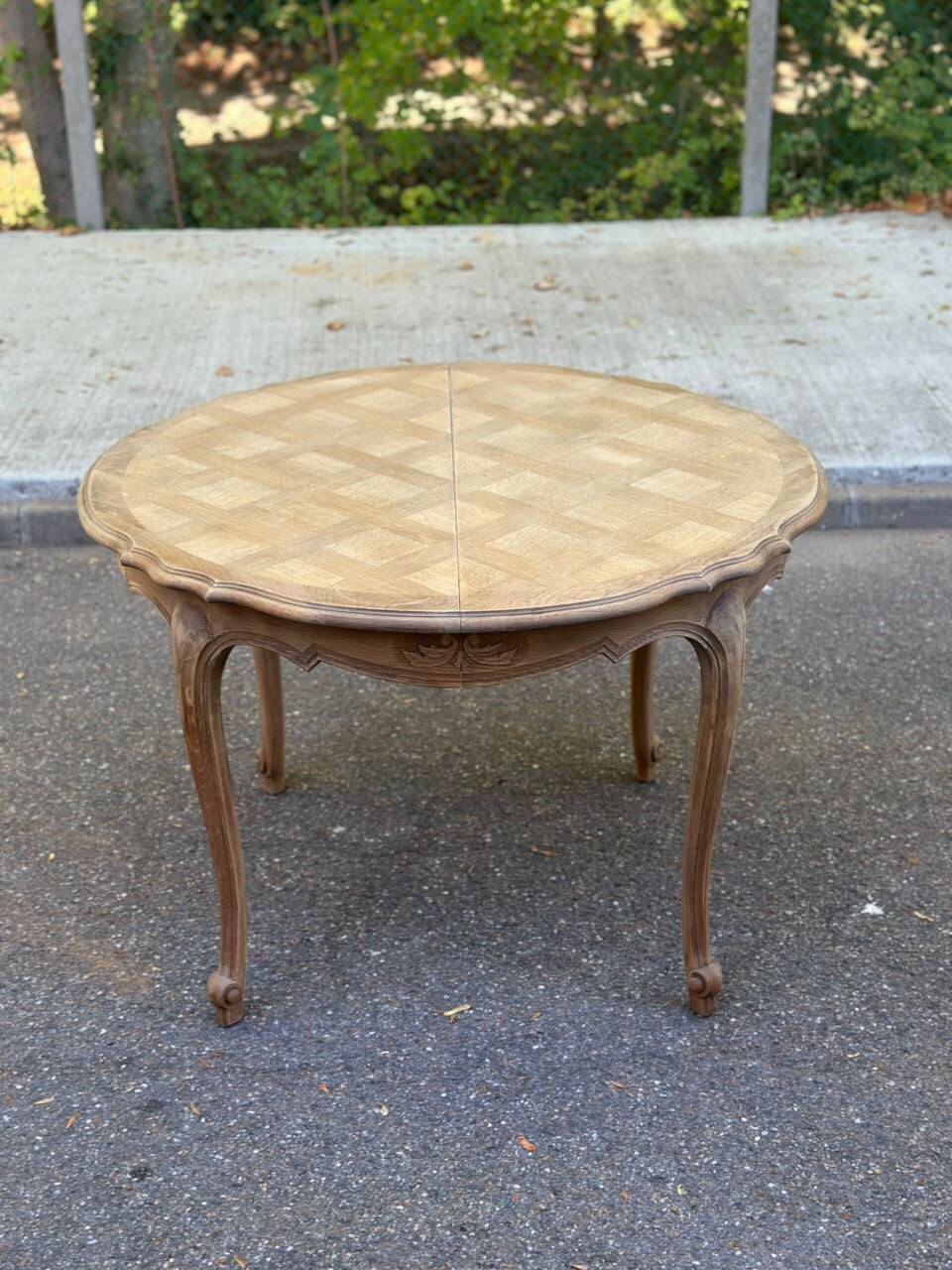 Round extendable dining table Louis XV stripped in solid oak 1950