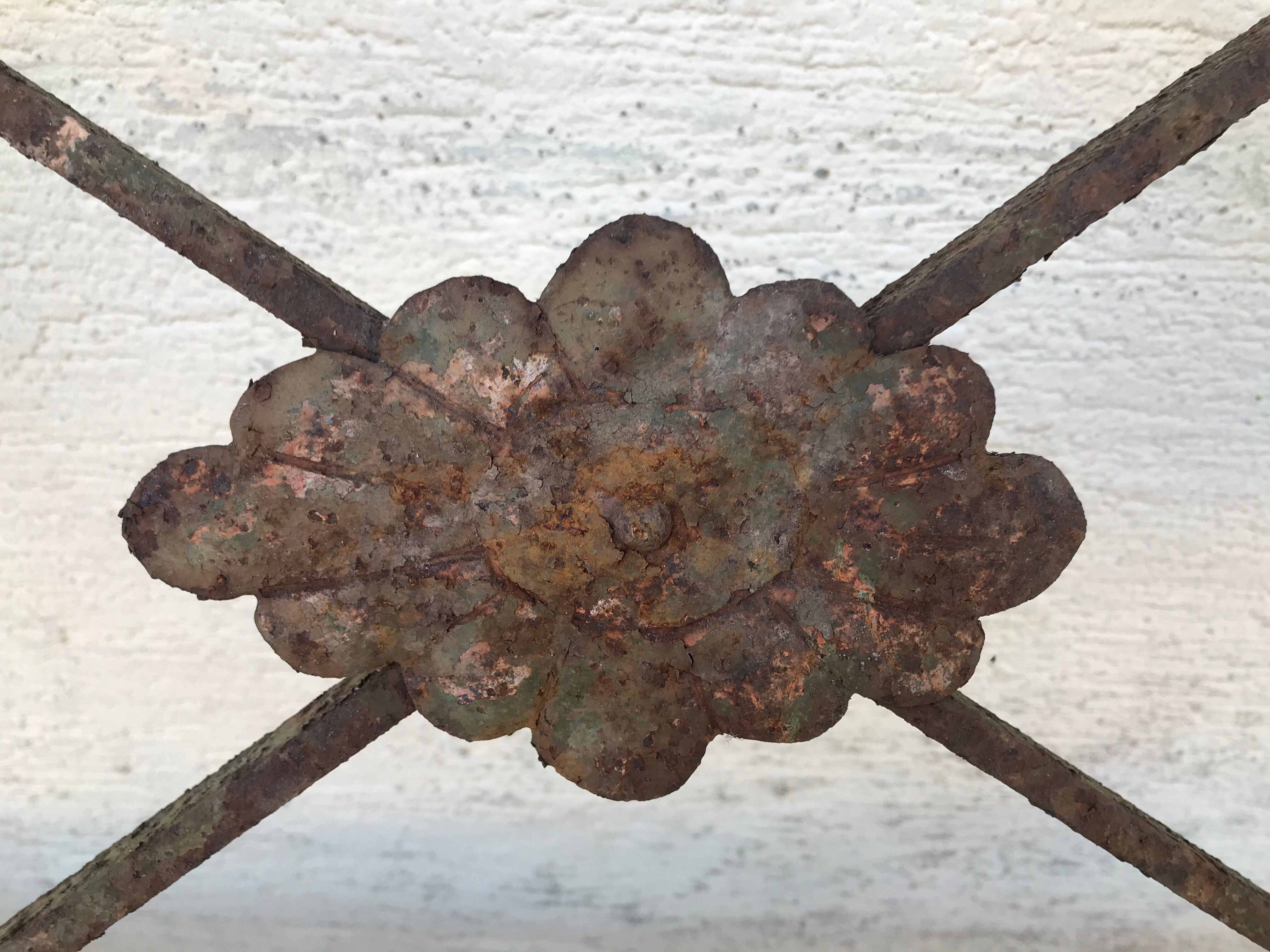 Grille ovale décorative en fer forgé début XXème