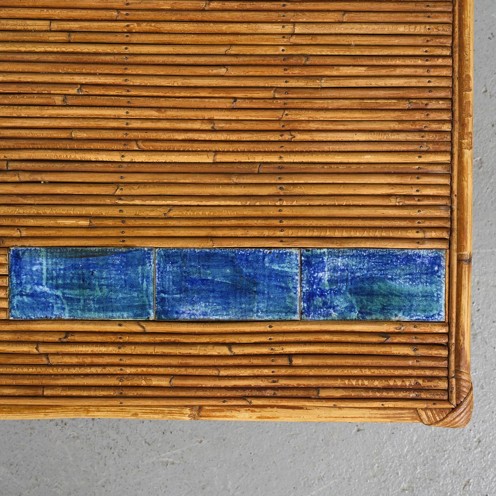 Table basse à carreaux de céramique bleus par Robert et Jean Cloutier