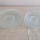 Service vintage de 12 assiettes en verre pressé décor perlé